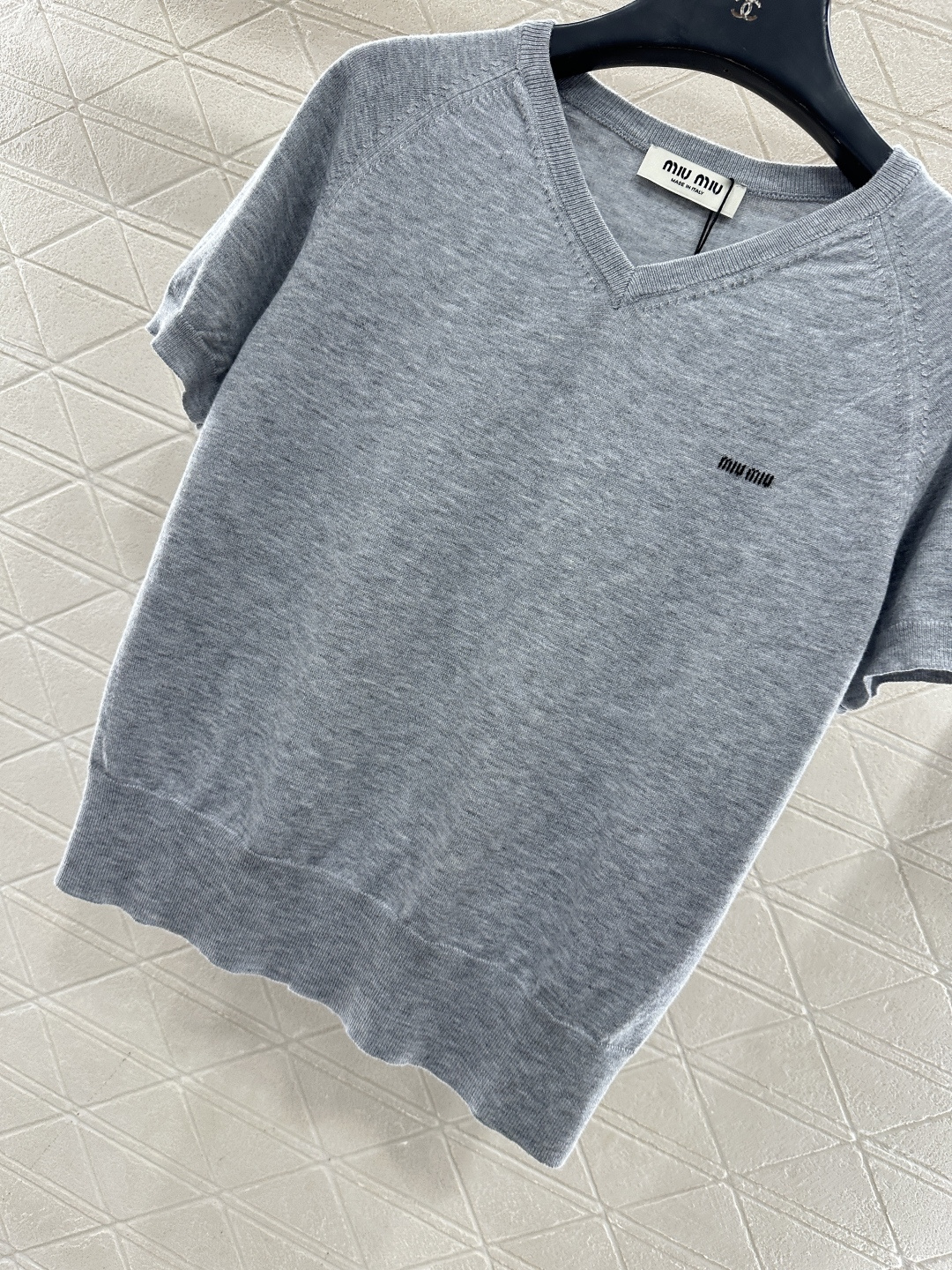 ♥Miumi*♥2026新品上架 桃心领字母针织短袖定制YB羊毛纱线织造，质感高级，舒适柔软，V型桃心领