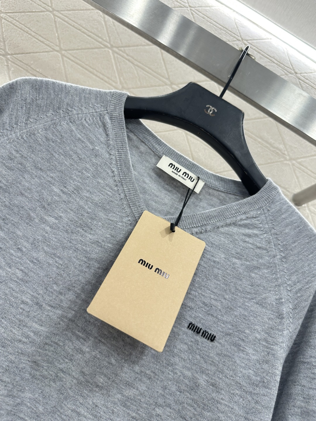 ♥Miumi*♥2026新品上架 桃心领字母针织短袖定制YB羊毛纱线织造，质感高级，舒适柔软，V型桃心领