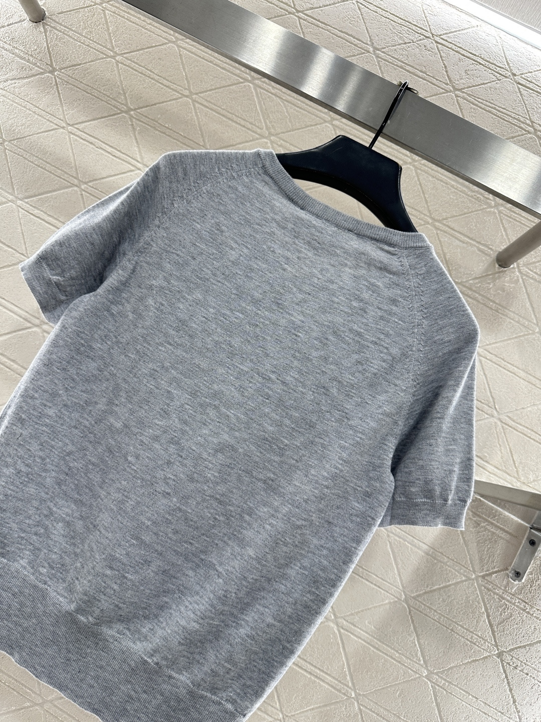 ♥Miumi*♥2026新品上架 桃心领字母针织短袖定制YB羊毛纱线织造，质感高级，舒适柔软，V型桃心领