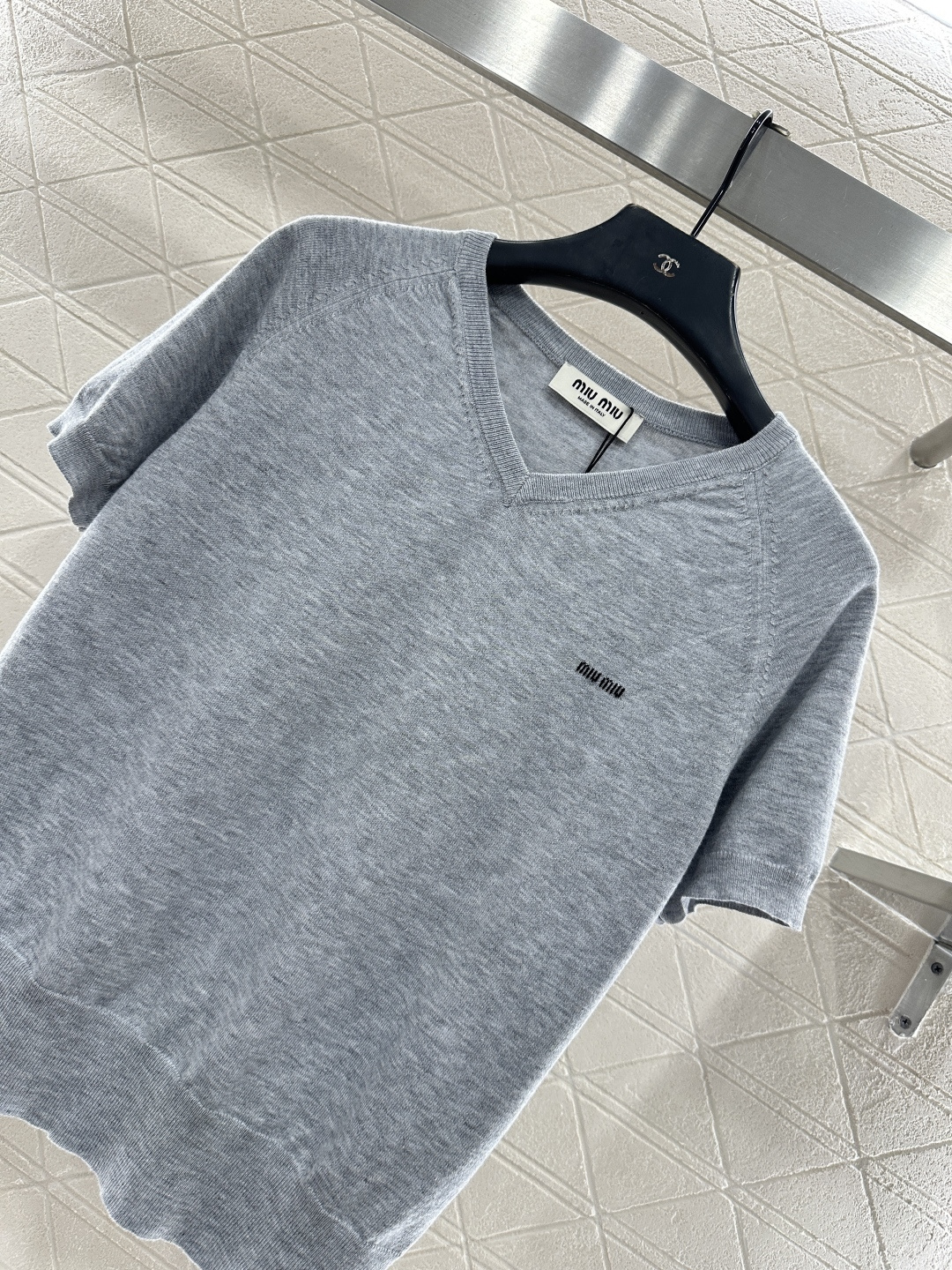 ♥Miumi*♥2026新品上架 桃心领字母针织短袖定制YB羊毛纱线织造，质感高级，舒适柔软，V型桃心领