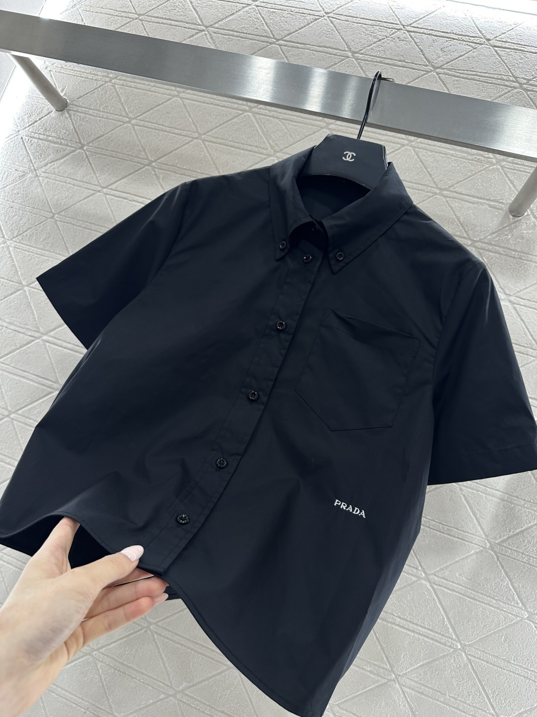 ♥Prad*♥2026新品上架 翻领短袖衬衫定制YB斜纹全棉材质，质感细腻，穿搭舒适，短袖衬衫版型，上衣