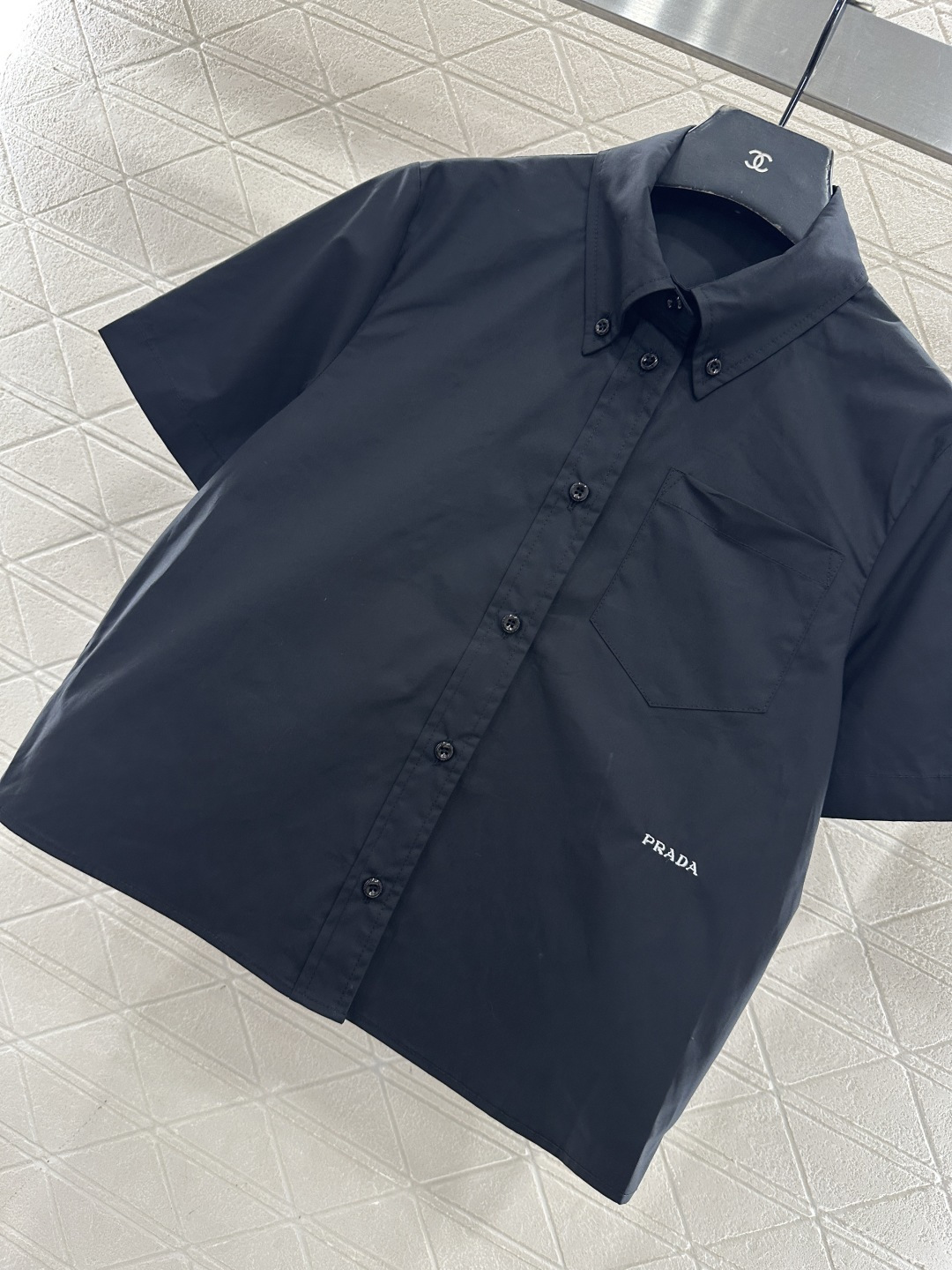♥Prad*♥2026新品上架 翻领短袖衬衫定制YB斜纹全棉材质，质感细腻，穿搭舒适，短袖衬衫版型，上衣