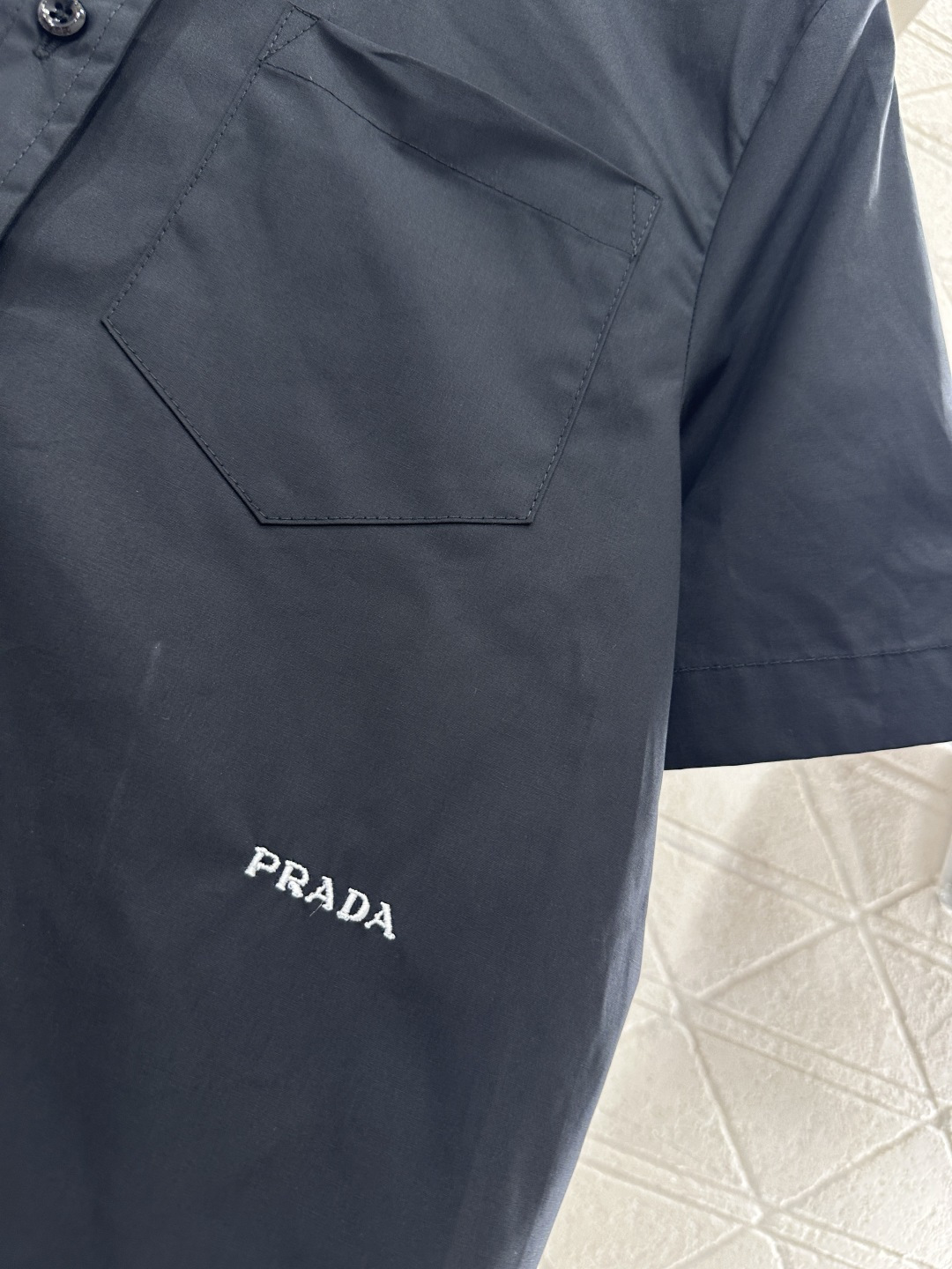 ♥Prad*♥2026新品上架 翻领短袖衬衫定制YB斜纹全棉材质，质感细腻，穿搭舒适，短袖衬衫版型，上衣