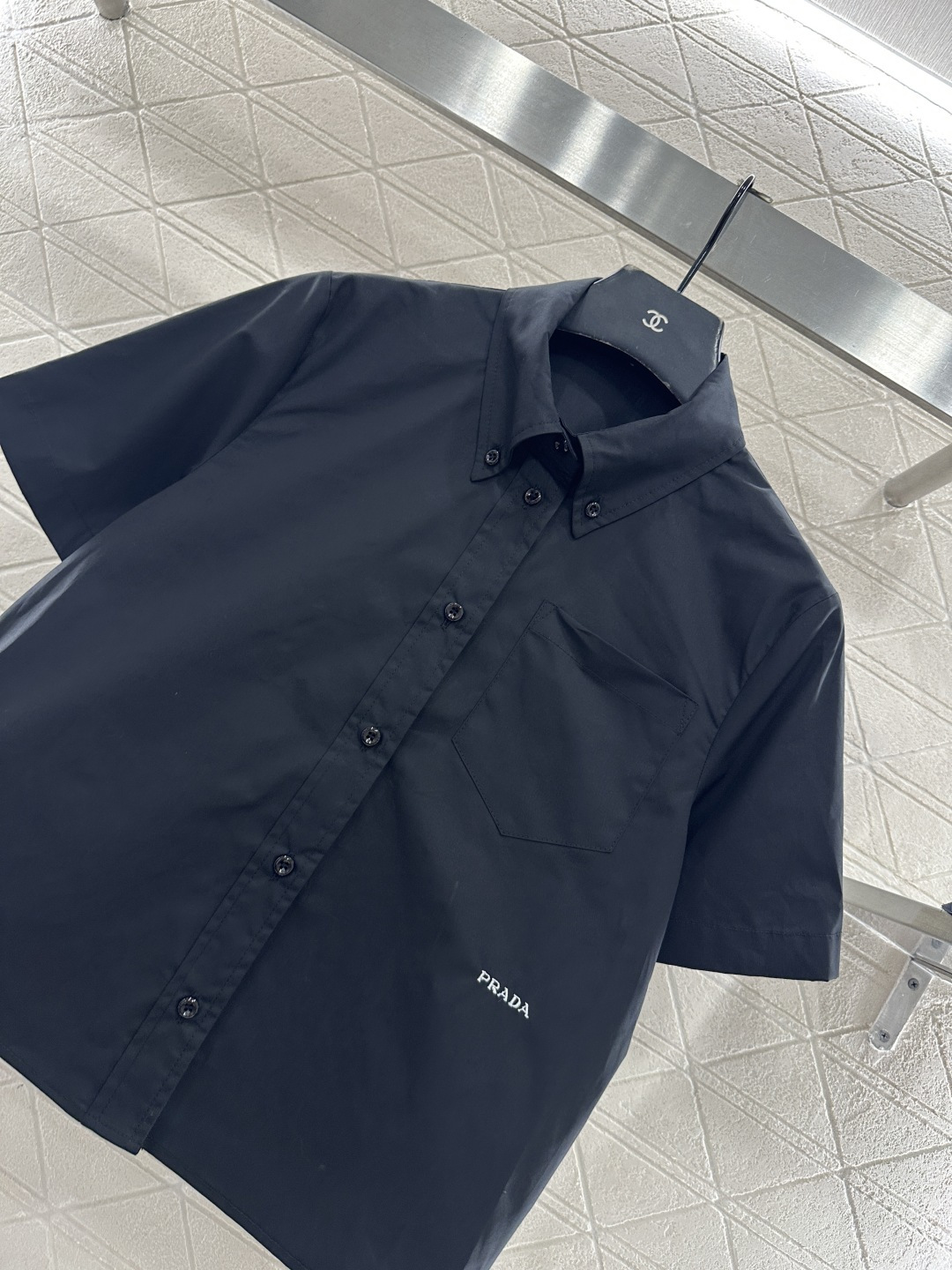 ♥Prad*♥2026新品上架 翻领短袖衬衫定制YB斜纹全棉材质，质感细腻，穿搭舒适，短袖衬衫版型，上衣