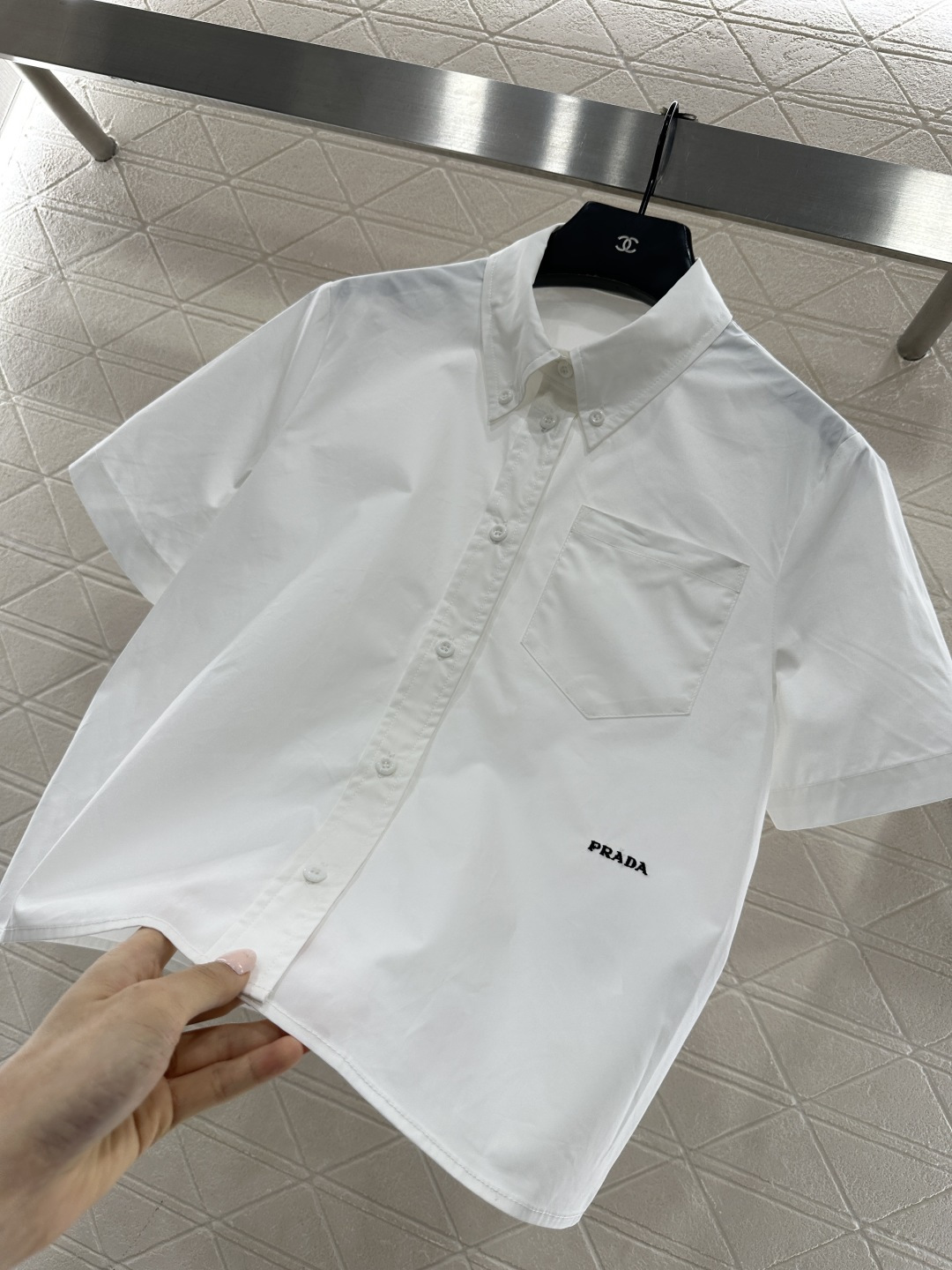 ♥Prad*♥2026新品上架 翻领短袖衬衫定制YB斜纹全棉材质，质感细腻，穿搭舒适，短袖衬衫版型，上衣