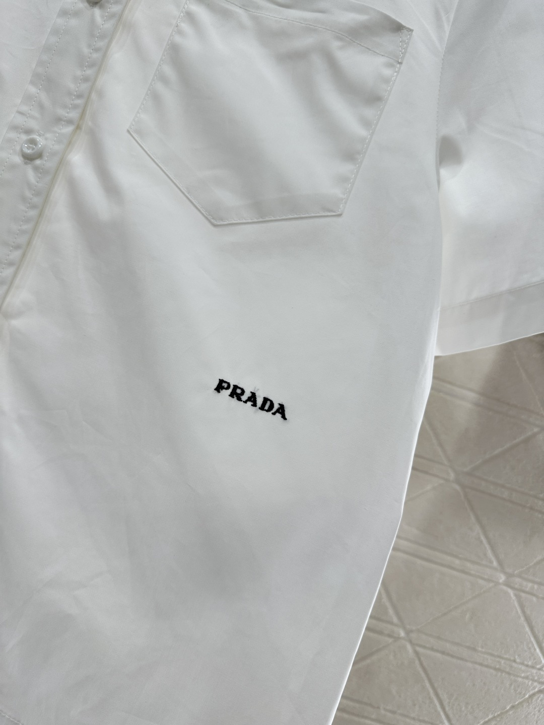 ♥Prad*♥2026新品上架 翻领短袖衬衫定制YB斜纹全棉材质，质感细腻，穿搭舒适，短袖衬衫版型，上衣
