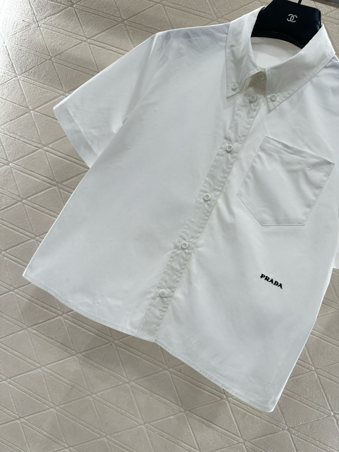 ♥Prad*♥2026新品上架 翻领短袖衬衫定制YB斜纹全棉材质，质感细腻，穿搭舒适，短袖衬衫版型，上衣