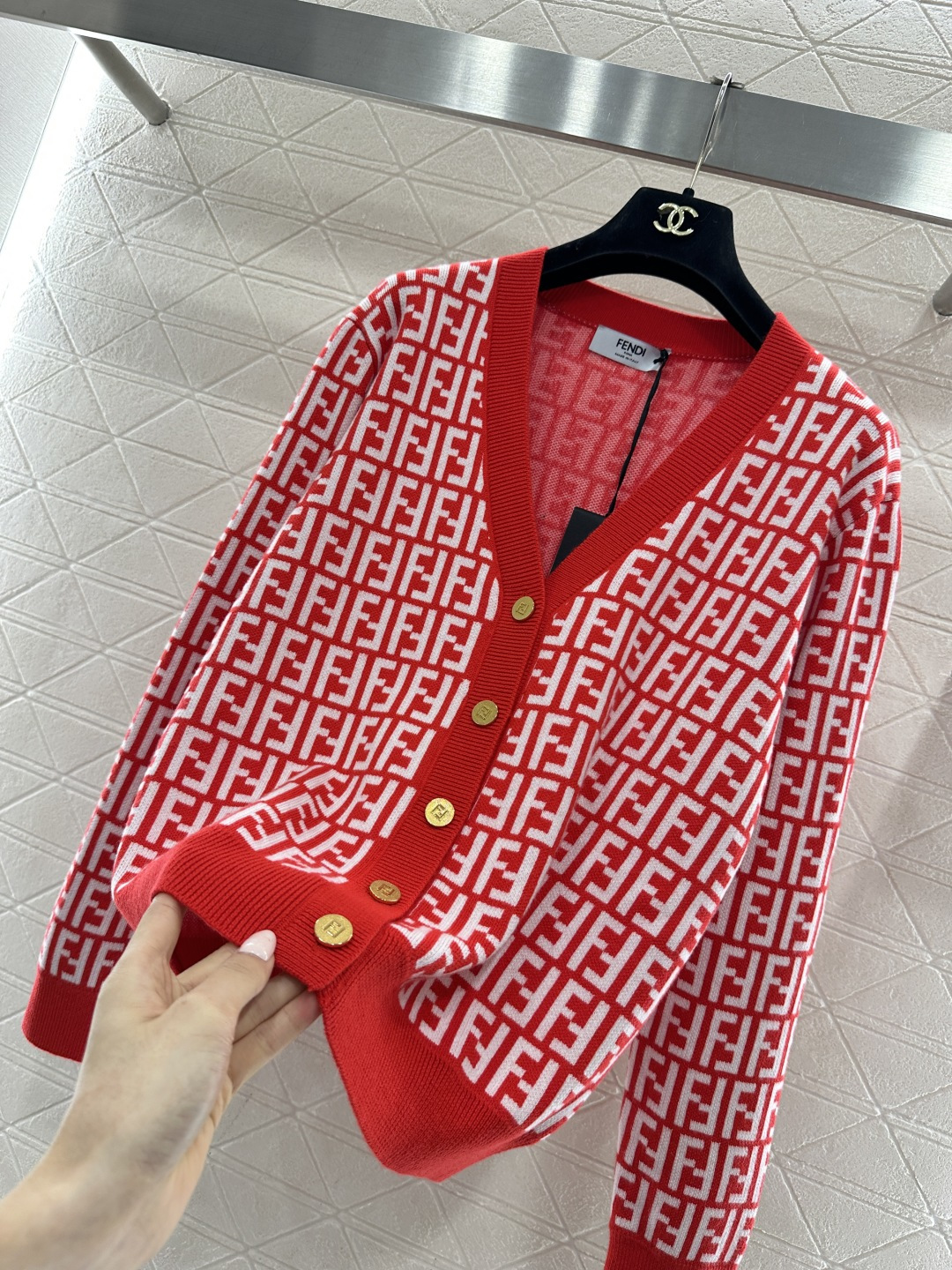 ♥Fend*♥2026新品上架 提花V领针织开衫定制YB羊毛针织材质，质感高级，舒适柔软，V领长袖针织开