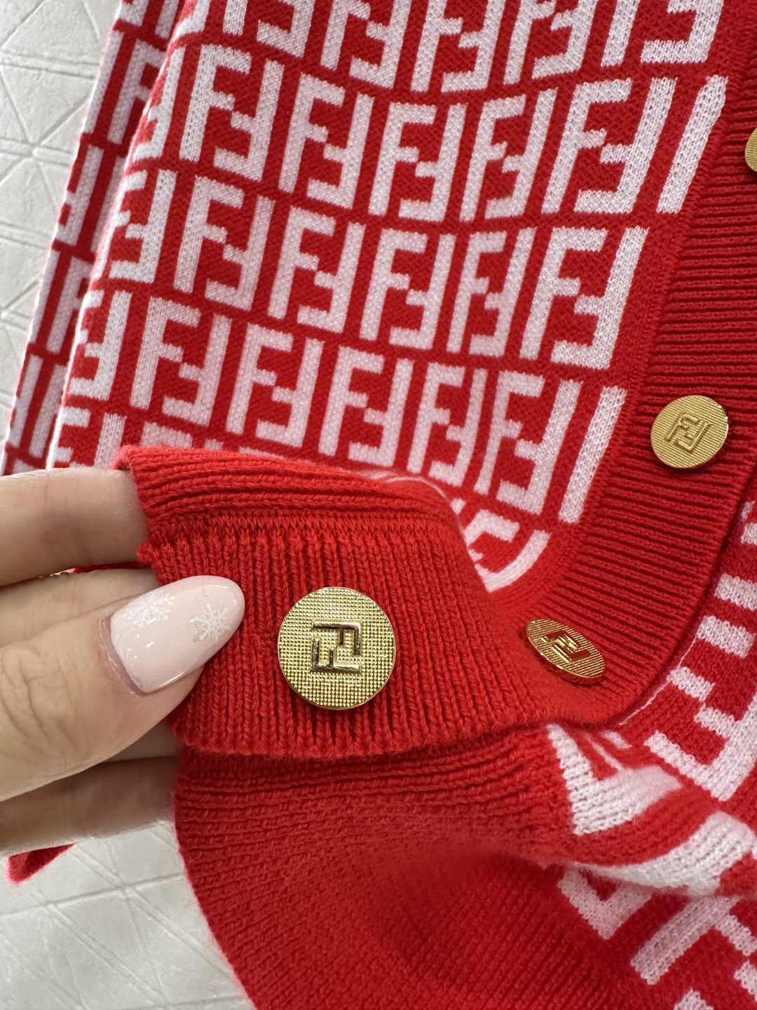 ♥Fend*♥2026新品上架 提花V领针织开衫定制YB羊毛针织材质，质感高级，舒适柔软，V领长袖针织开