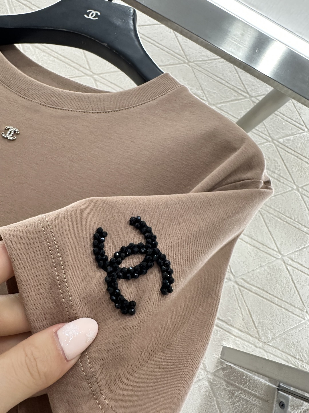 ♥Chane*♥2026新品上架 圆领钉珠徽标𝑇𝑒𝑒定制YB丝光全棉材质，质感细腻，舒适透气，常规短袖T