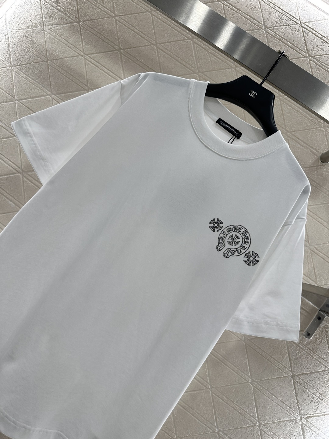 ♥Chrome hear*♥2026新品上架 圆领烫钻克罗心徽标𝑇𝑒𝑒定制YB原生全棉材质，质感细腻，舒