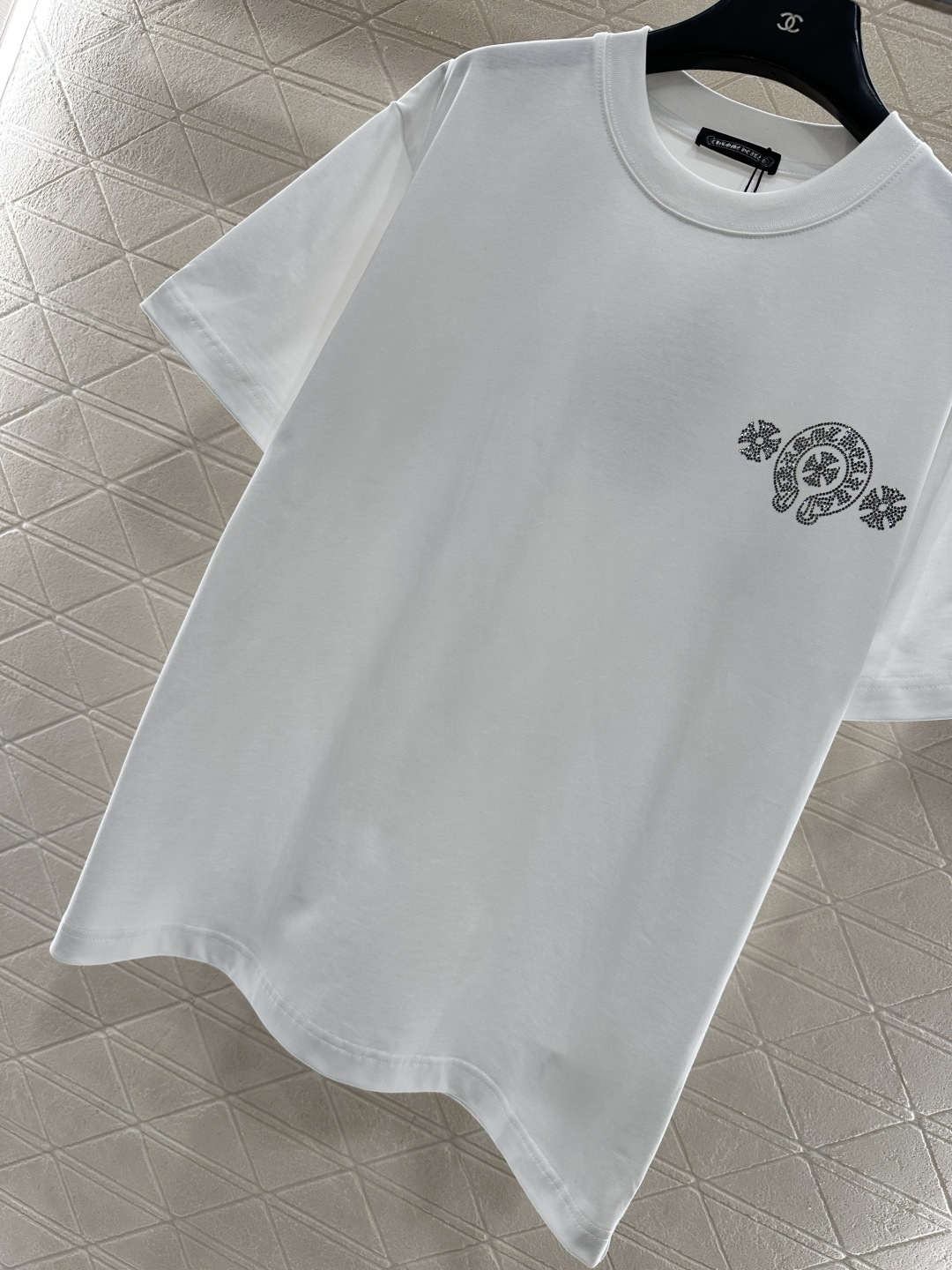 ♥Chrome hear*♥2026新品上架 圆领烫钻克罗心徽标𝑇𝑒𝑒定制YB原生全棉材质，质感细腻，舒