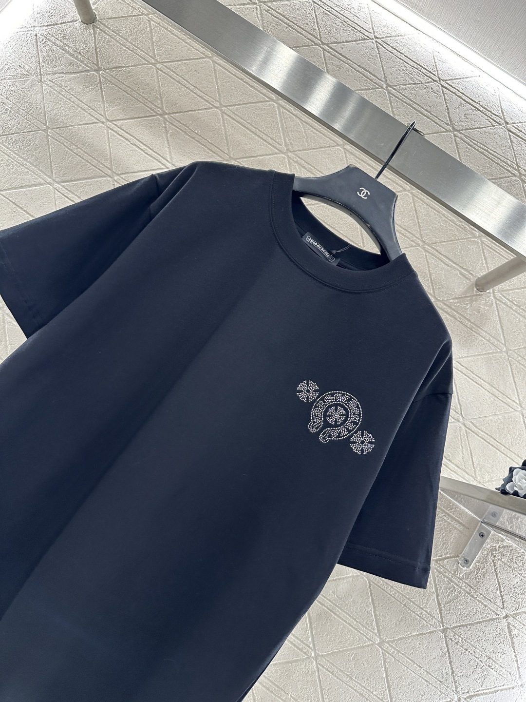 ♥Chrome hear*♥2026新品上架 圆领烫钻克罗心徽标𝑇𝑒𝑒定制YB原生全棉材质，质感细腻，舒