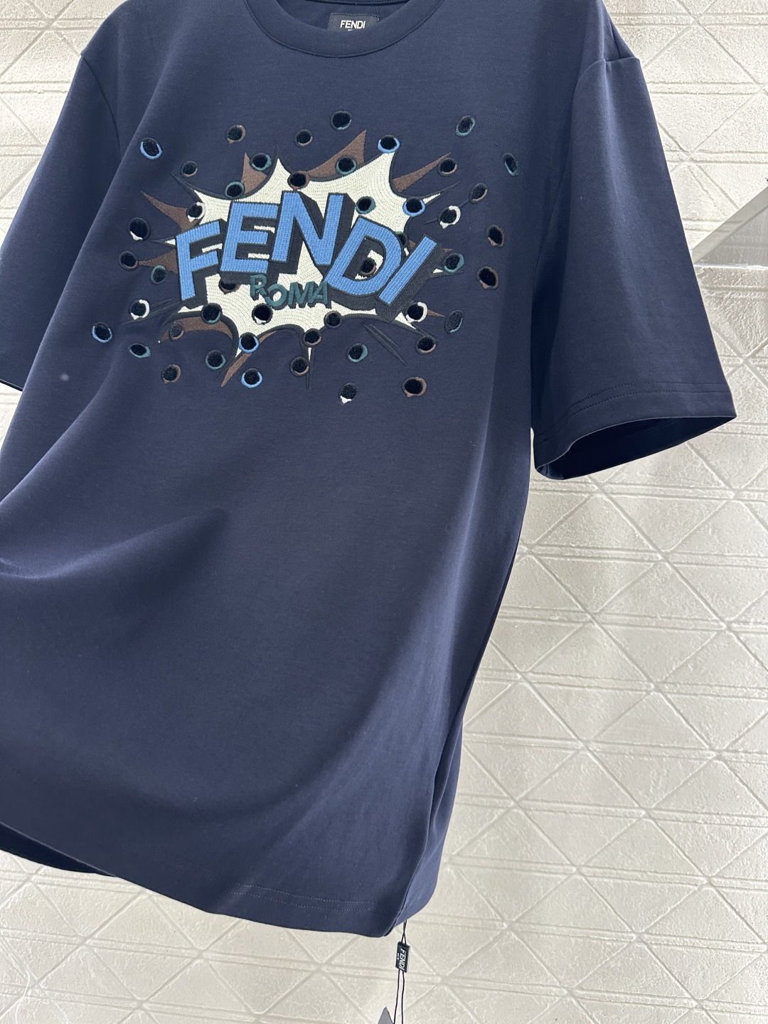 ♥Fend*♥2026新品上架 圆领刺绣镂空徽标𝑇𝑒𝑒定制YB原生全棉材质，质感细腻，舒适透气，宽松短袖