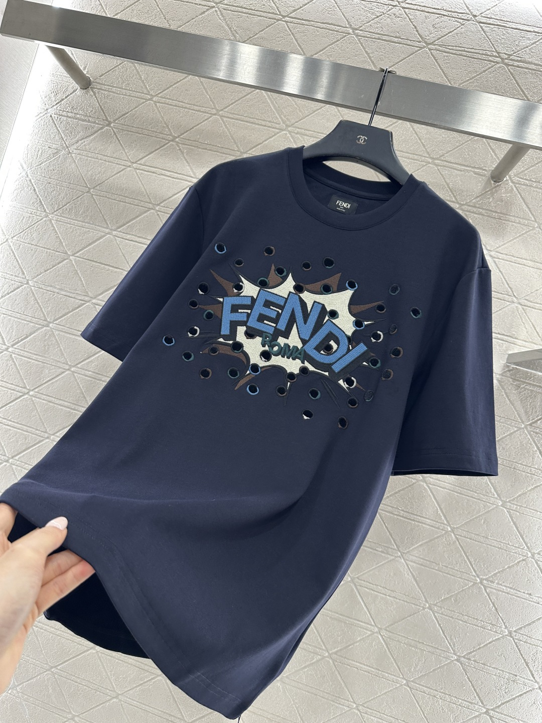 ♥Fend*♥2026新品上架 圆领刺绣镂空徽标𝑇𝑒𝑒定制YB原生全棉材质，质感细腻，舒适透气，宽松短袖