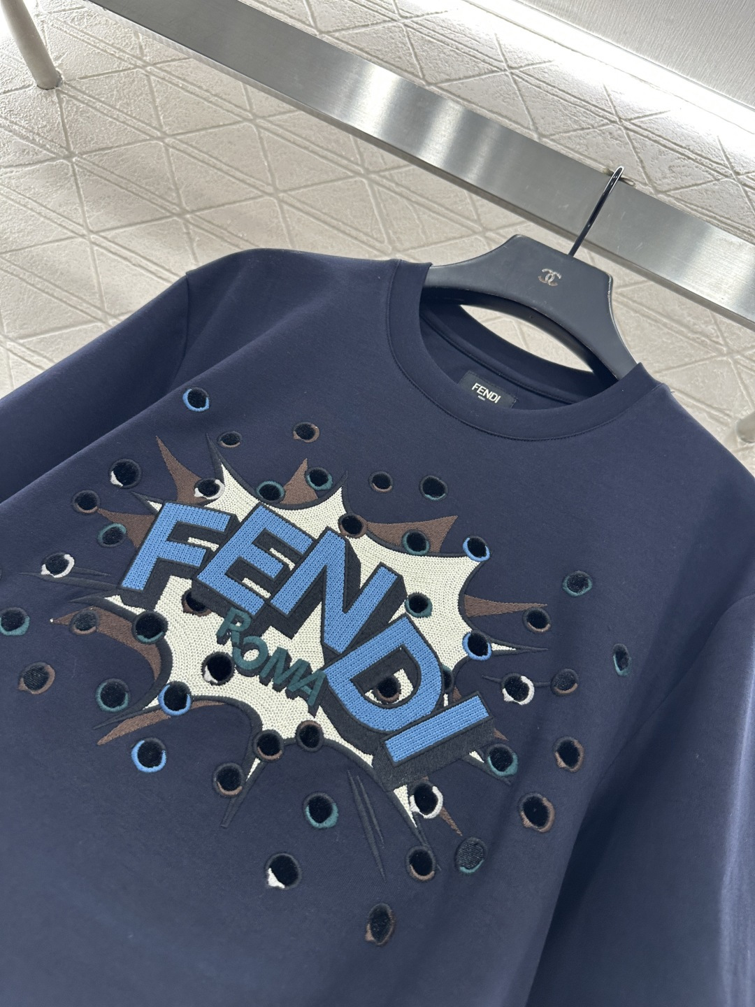 ♥Fend*♥2026新品上架 圆领刺绣镂空徽标𝑇𝑒𝑒定制YB原生全棉材质，质感细腻，舒适透气，宽松短袖