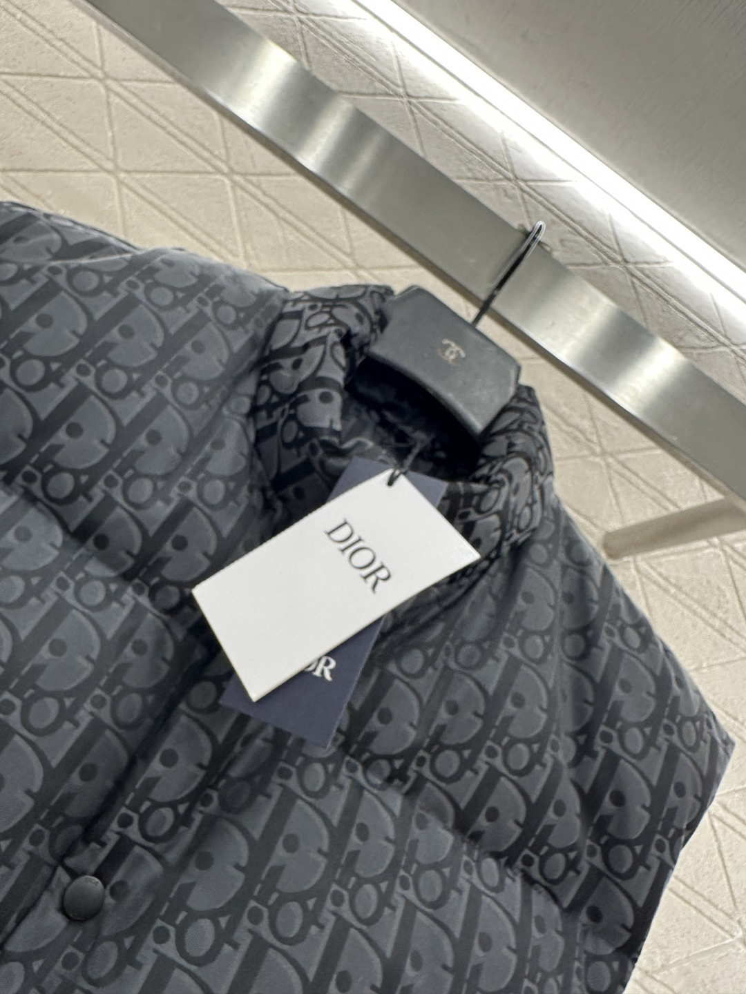 ♥Dio*♥2025新品上架 立领提花羽绒马甲定制YB进口提花材质，白鹅绒填充内里，整件轻盈保暖，立领时