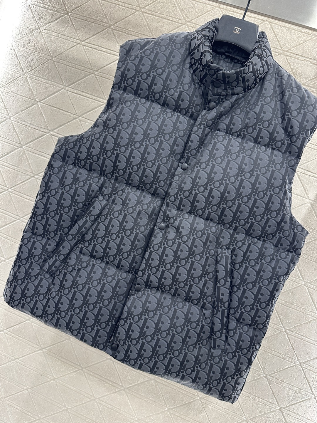 ♥Dio*♥2025新品上架 立领提花羽绒马甲定制YB进口提花材质，白鹅绒填充内里，整件轻盈保暖，立领时