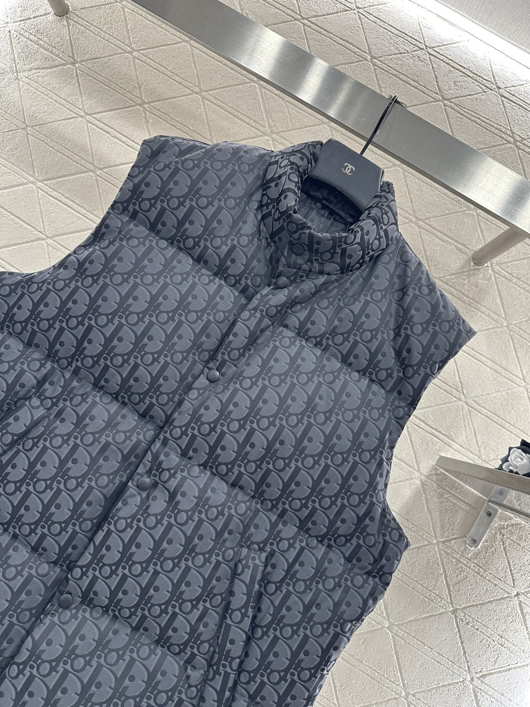 ♥Dio*♥2025新品上架 立领提花羽绒马甲定制YB进口提花材质，白鹅绒填充内里，整件轻盈保暖，立领时