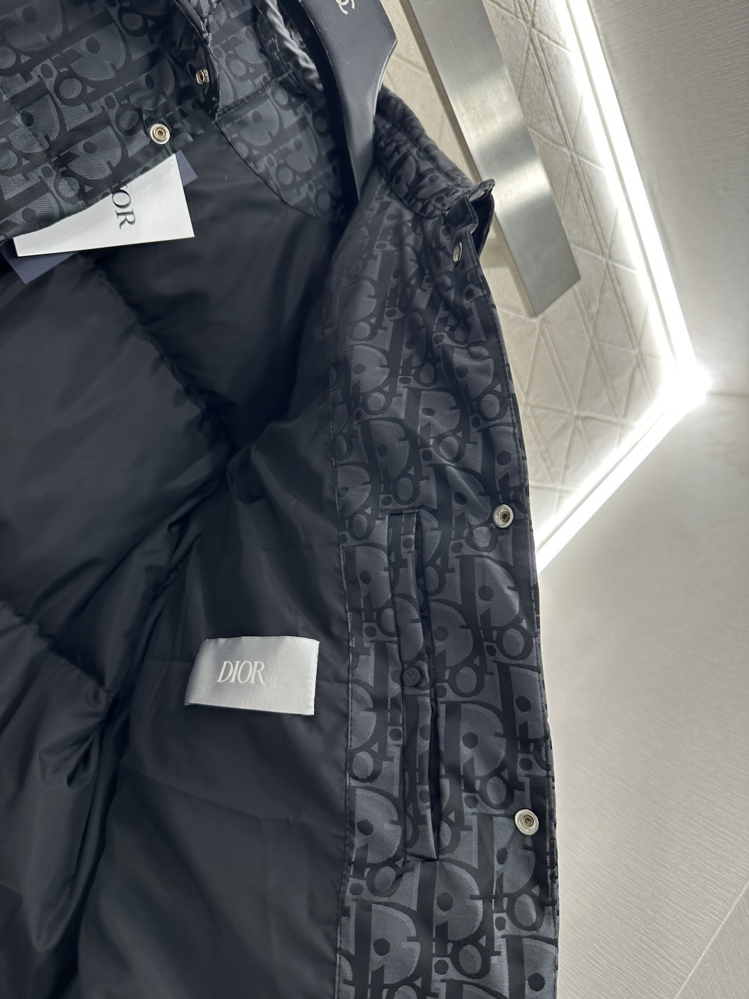 ♥Dio*♥2025新品上架 翻领提花羽绒外套定制YB进口提花材质，白鹅绒填充内里，整件轻盈保暖，翻领时