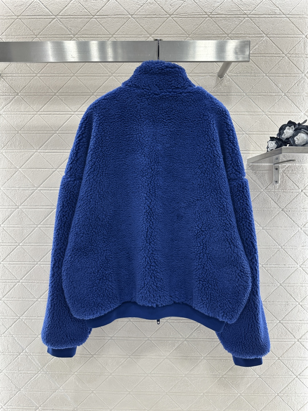 ♥Balenciag♥2025新品上架 翻领泰迪毛绒外套通体饰以泰迪毛绒材质，颗粒感十足的短绒肌理，质感