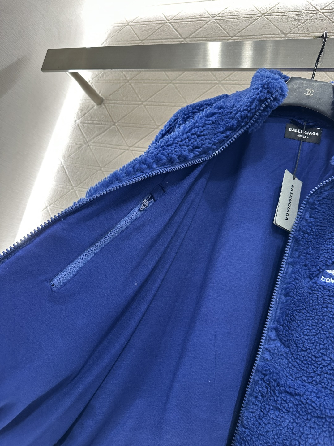 ♥Balenciag♥2025新品上架 翻领泰迪毛绒外套通体饰以泰迪毛绒材质，颗粒感十足的短绒肌理，质感