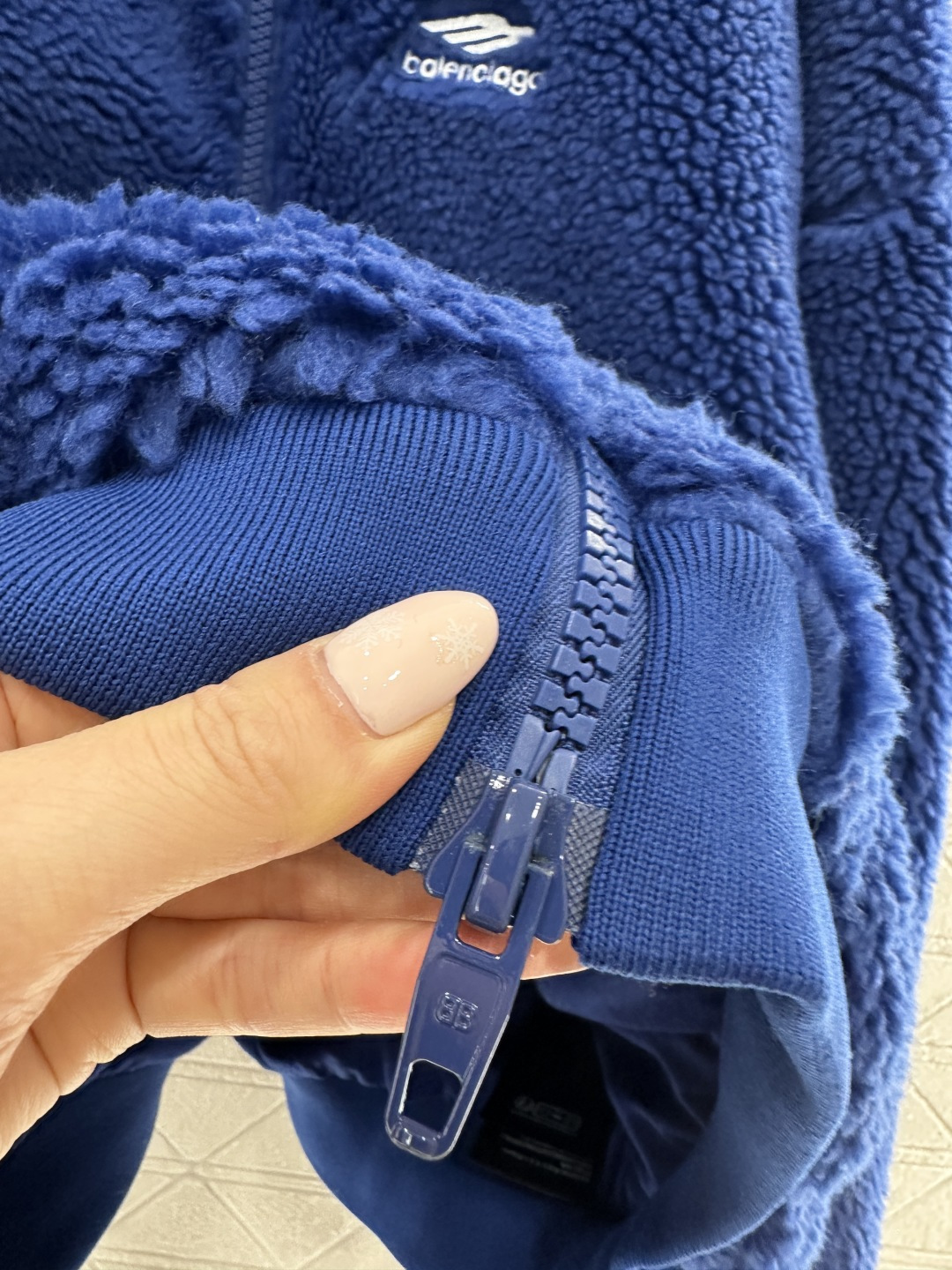 ♥Balenciag♥2025新品上架 翻领泰迪毛绒外套通体饰以泰迪毛绒材质，颗粒感十足的短绒肌理，质感