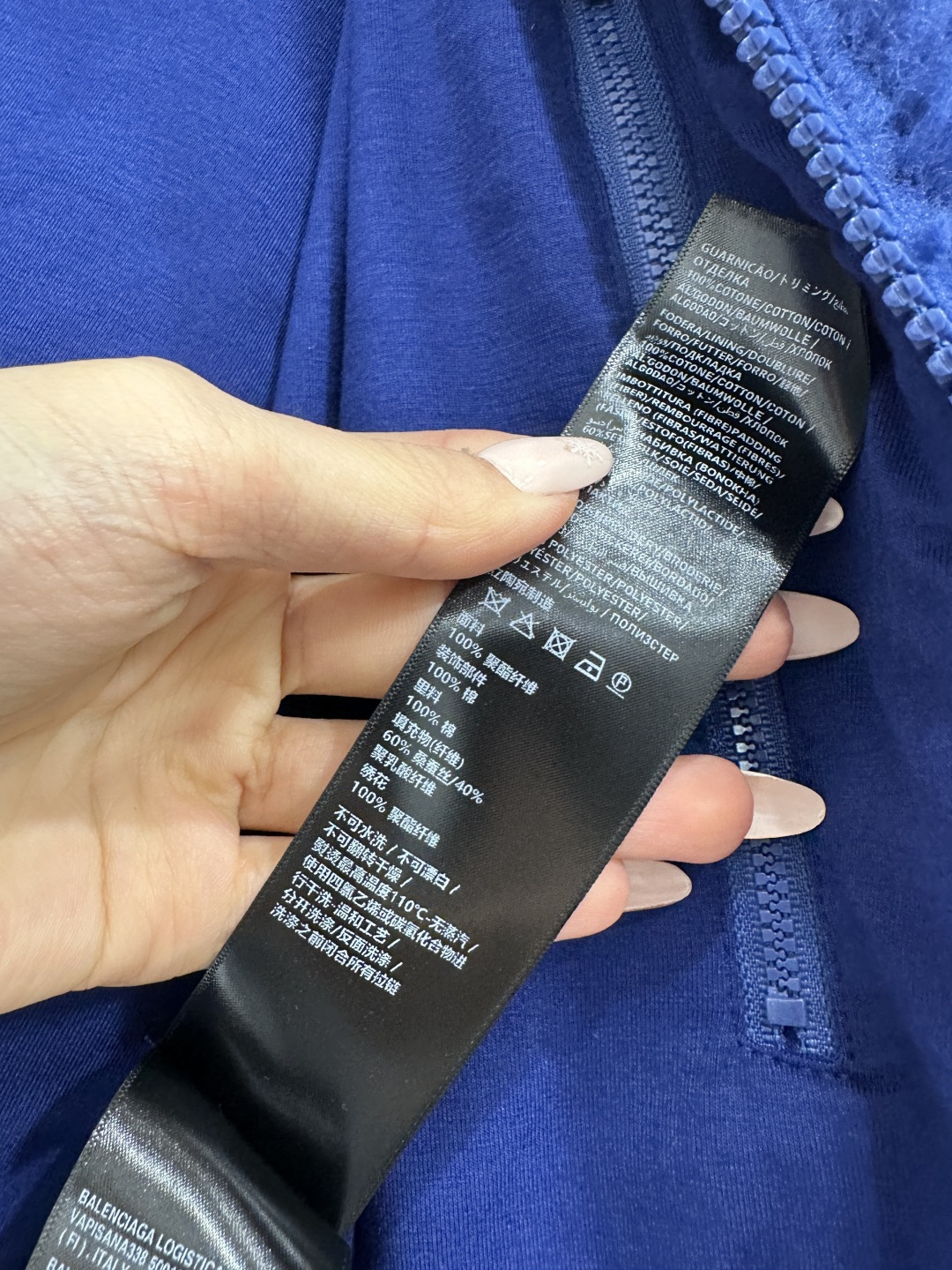 ♥Balenciag♥2025新品上架 翻领泰迪毛绒外套通体饰以泰迪毛绒材质，颗粒感十足的短绒肌理，质感