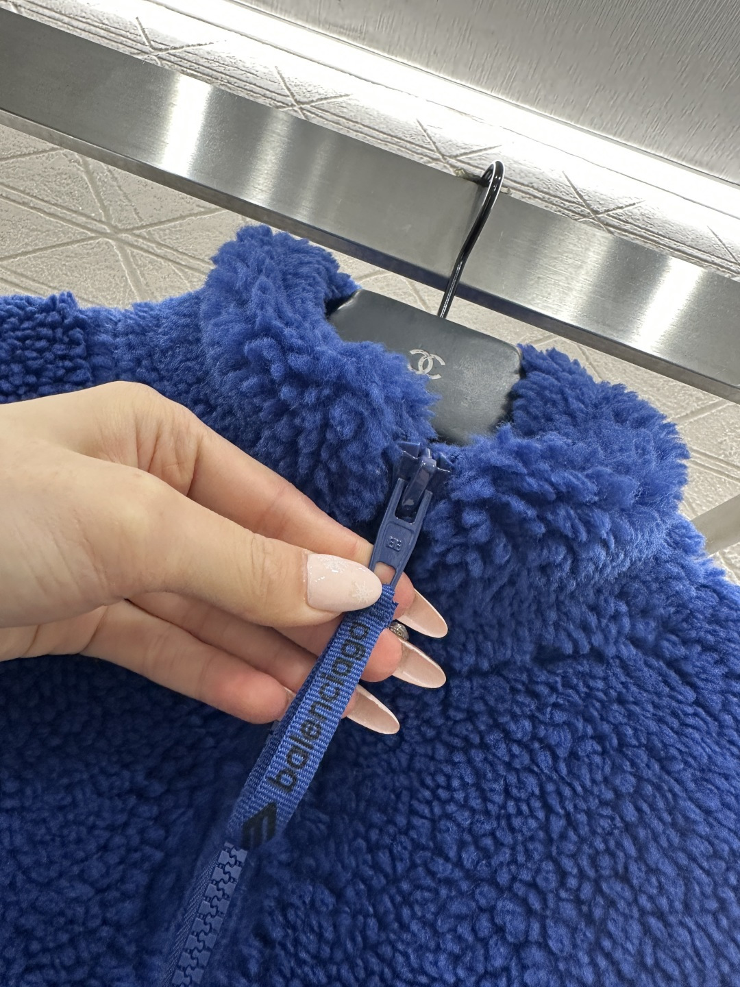 ♥Balenciag♥2025新品上架 翻领泰迪毛绒外套通体饰以泰迪毛绒材质，颗粒感十足的短绒肌理，质感