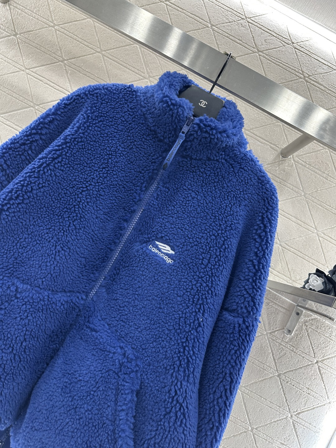 ♥Balenciag♥2025新品上架 翻领泰迪毛绒外套通体饰以泰迪毛绒材质，颗粒感十足的短绒肌理，质感