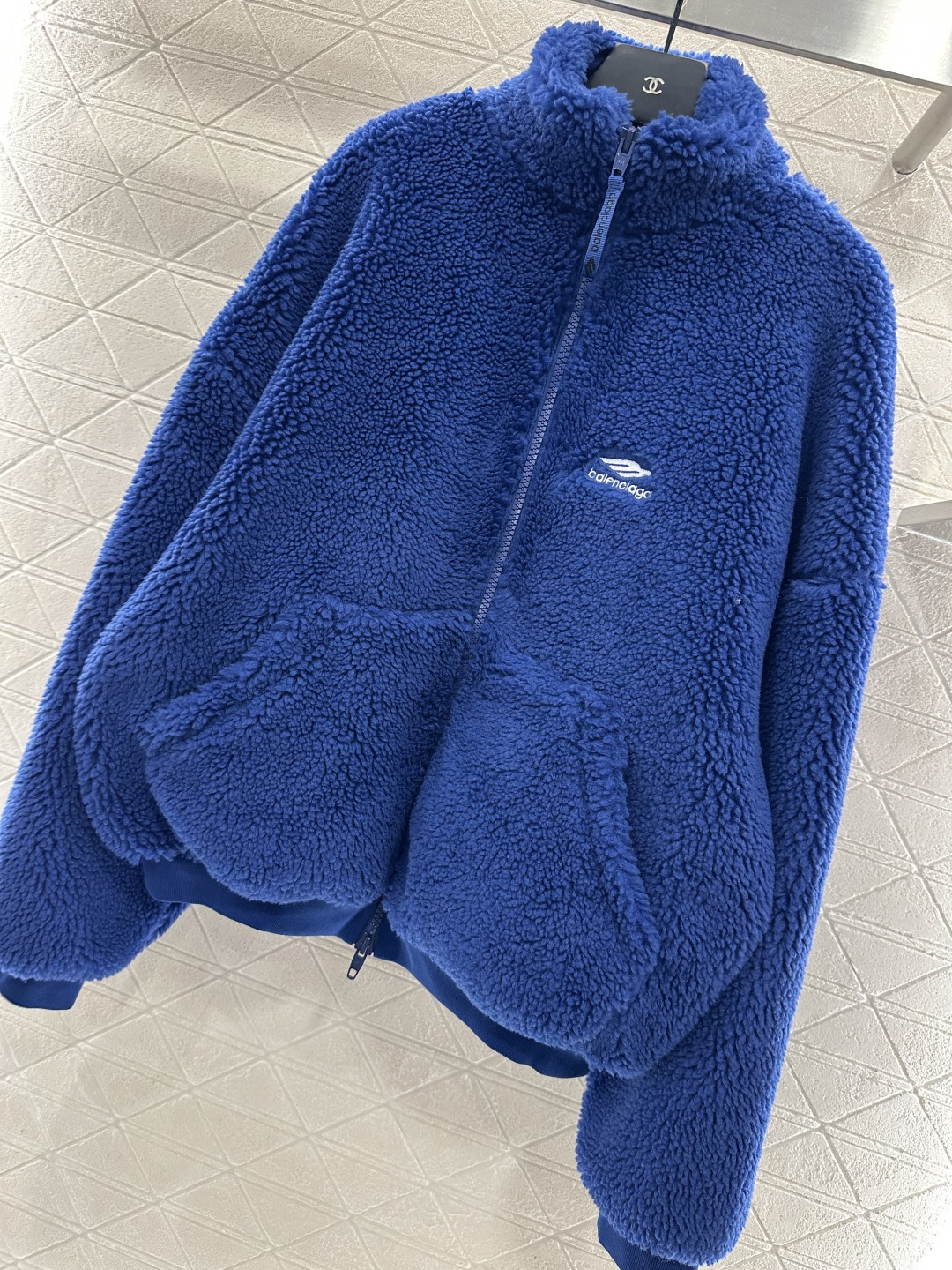 ♥Balenciag♥2025新品上架 翻领泰迪毛绒外套通体饰以泰迪毛绒材质，颗粒感十足的短绒肌理，质感