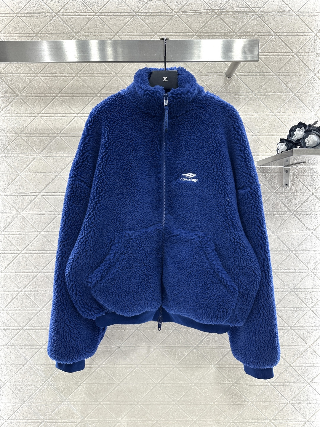 ♥Balenciag♥2025新品上架 翻领泰迪毛绒外套通体饰以泰迪毛绒材质，颗粒感十足的短绒肌理，质感