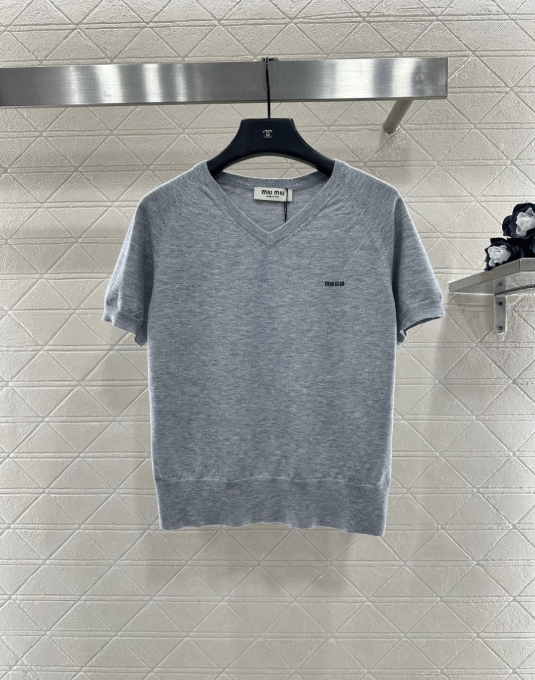 ♥Miumi*♥2026新品上架 桃心领字母针织短袖定制YB羊毛纱线织造，质感高级，舒适柔软，V型桃心领