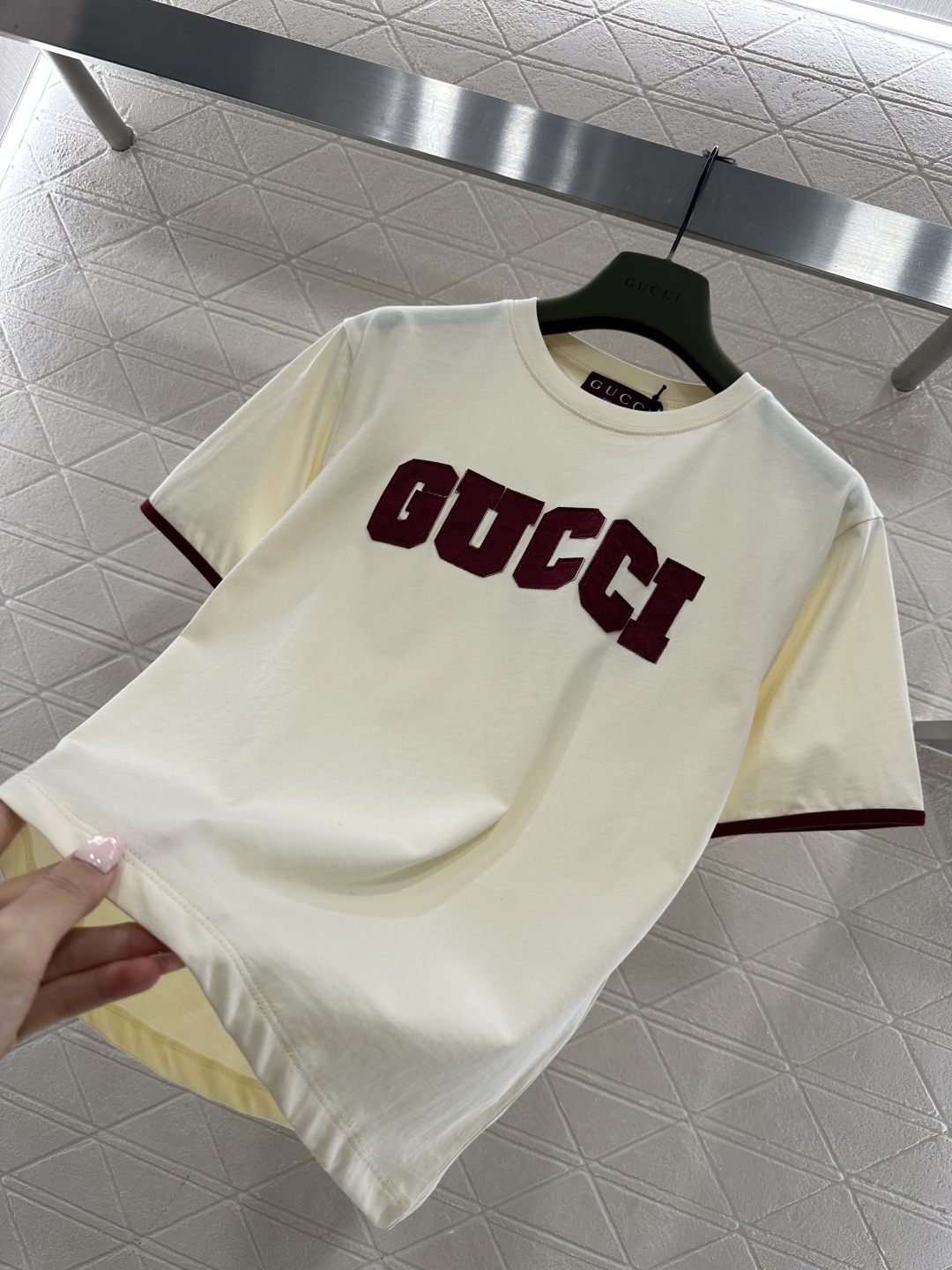 ♥Gucc*♥2026新品上架 圆领撞色徽标𝑇𝑒𝑒定制YB原生全棉材质，质感细腻，舒适透气，常规短袖裁剪