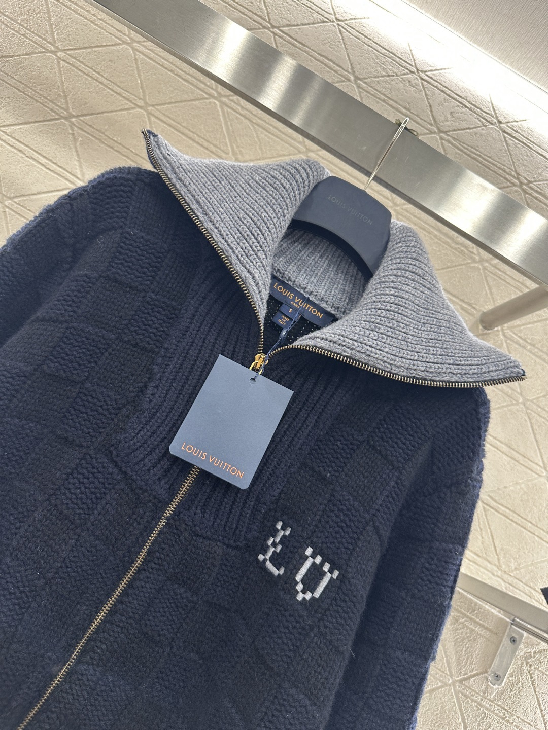 ♥Louis vuitto*♥2026新品上架 撞色翻领针织拉链外套定制YB棉毛纱线织造，穿搭舒适，质感