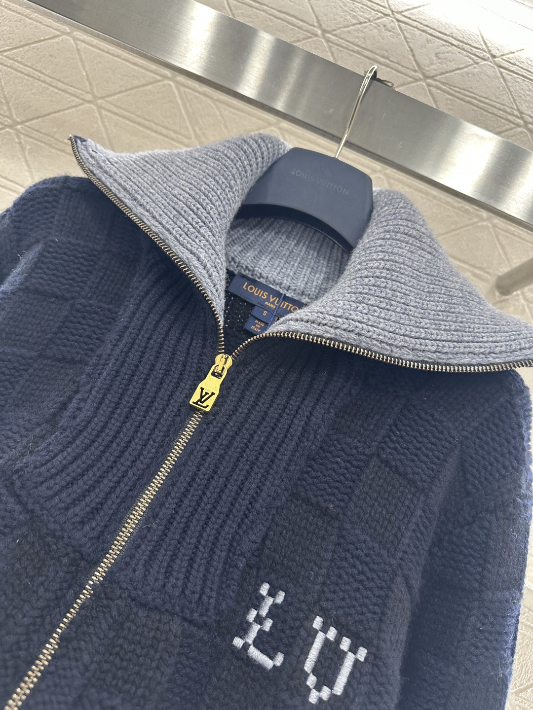 ♥Louis vuitto*♥2026新品上架 撞色翻领针织拉链外套定制YB棉毛纱线织造，穿搭舒适，质感
