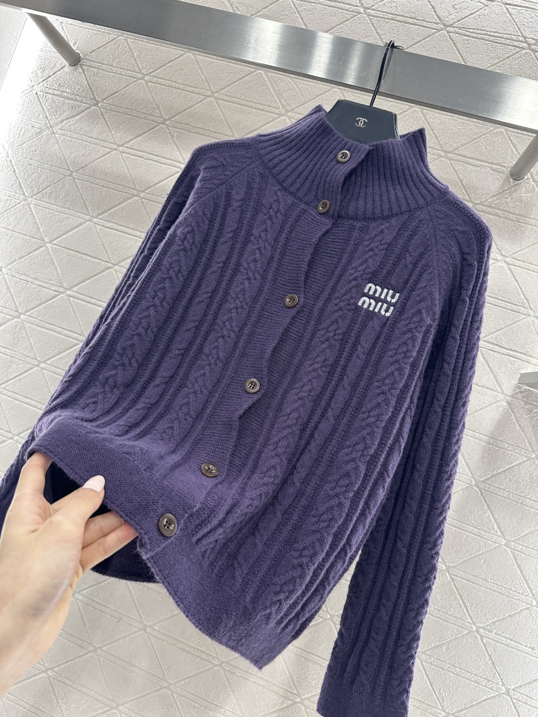 ♥Miumi*♥2026新品上架 麻花徽标针织开衫定制YB羊毛纱线织造，穿搭舒适，质感十足，立领针织开衫