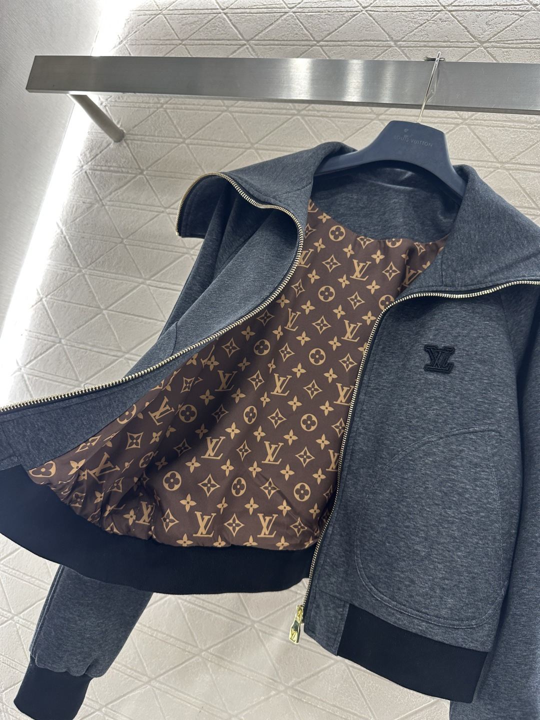 ♥Louis vuitto*♥2026新品上架 翻领拉链外套长裤套装定制YB棉毛混纺材质，柔软亲肤，穿搭