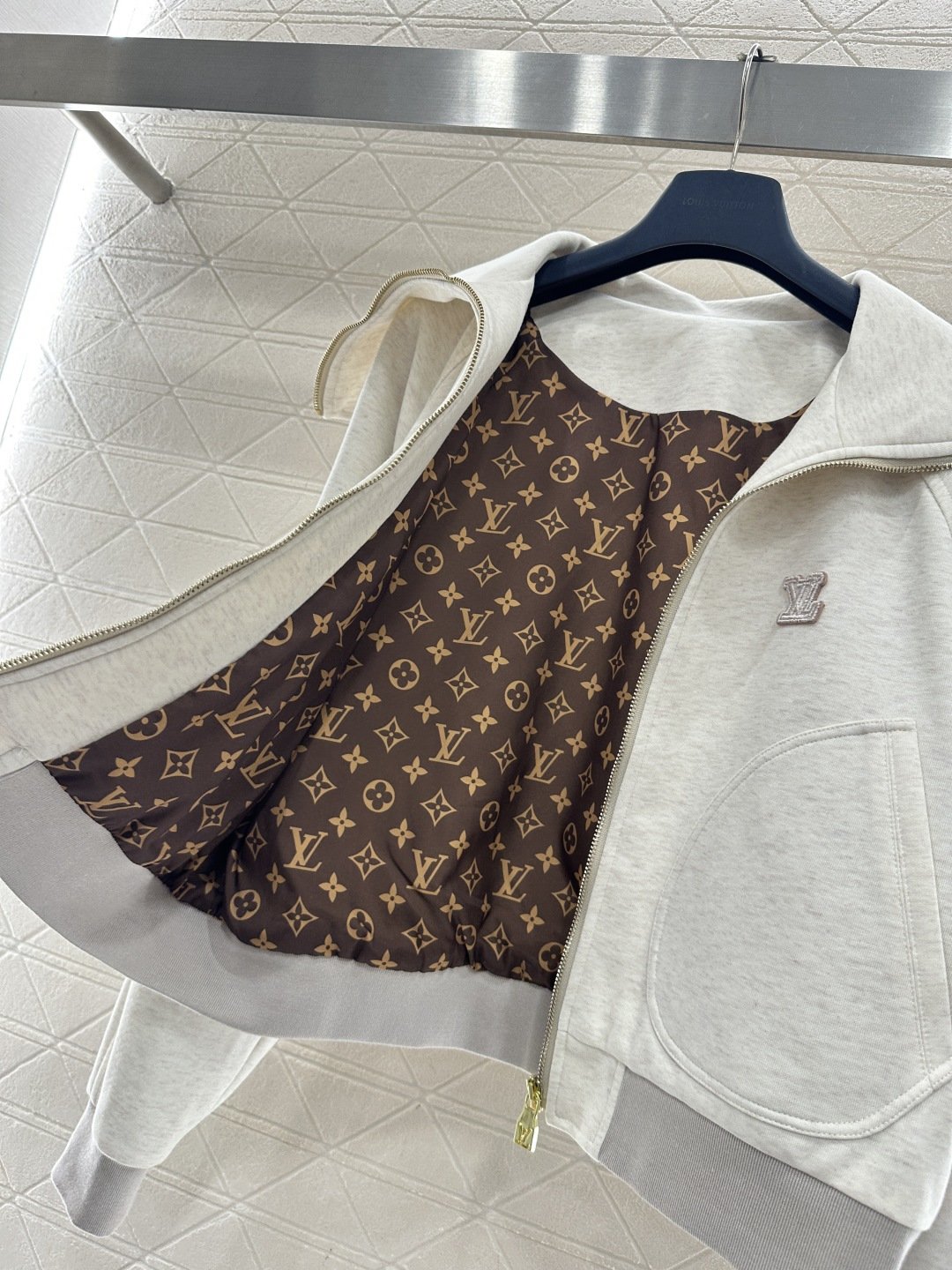 ♥Louis vuitto*♥2026新品上架 翻领拉链外套长裤套装定制YB棉毛混纺材质，柔软亲肤，穿搭