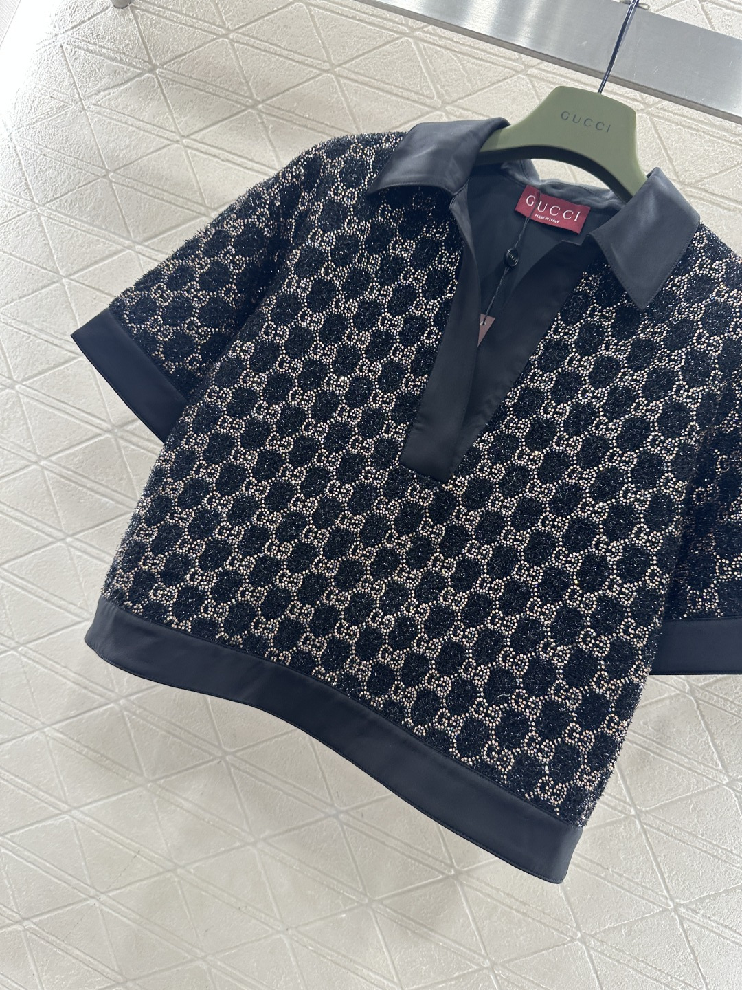 ♥Gucc*♥2026新品上架重工烫钻短袖上衣短裤套装定制YB进口棉毛材质，质感高级，肌理明显，翻领半开