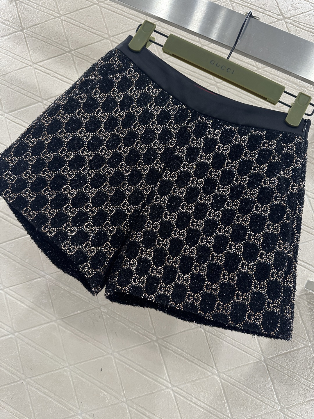 ♥Gucc*♥2026新品上架重工烫钻短袖上衣短裤套装定制YB进口棉毛材质，质感高级，肌理明显，翻领半开