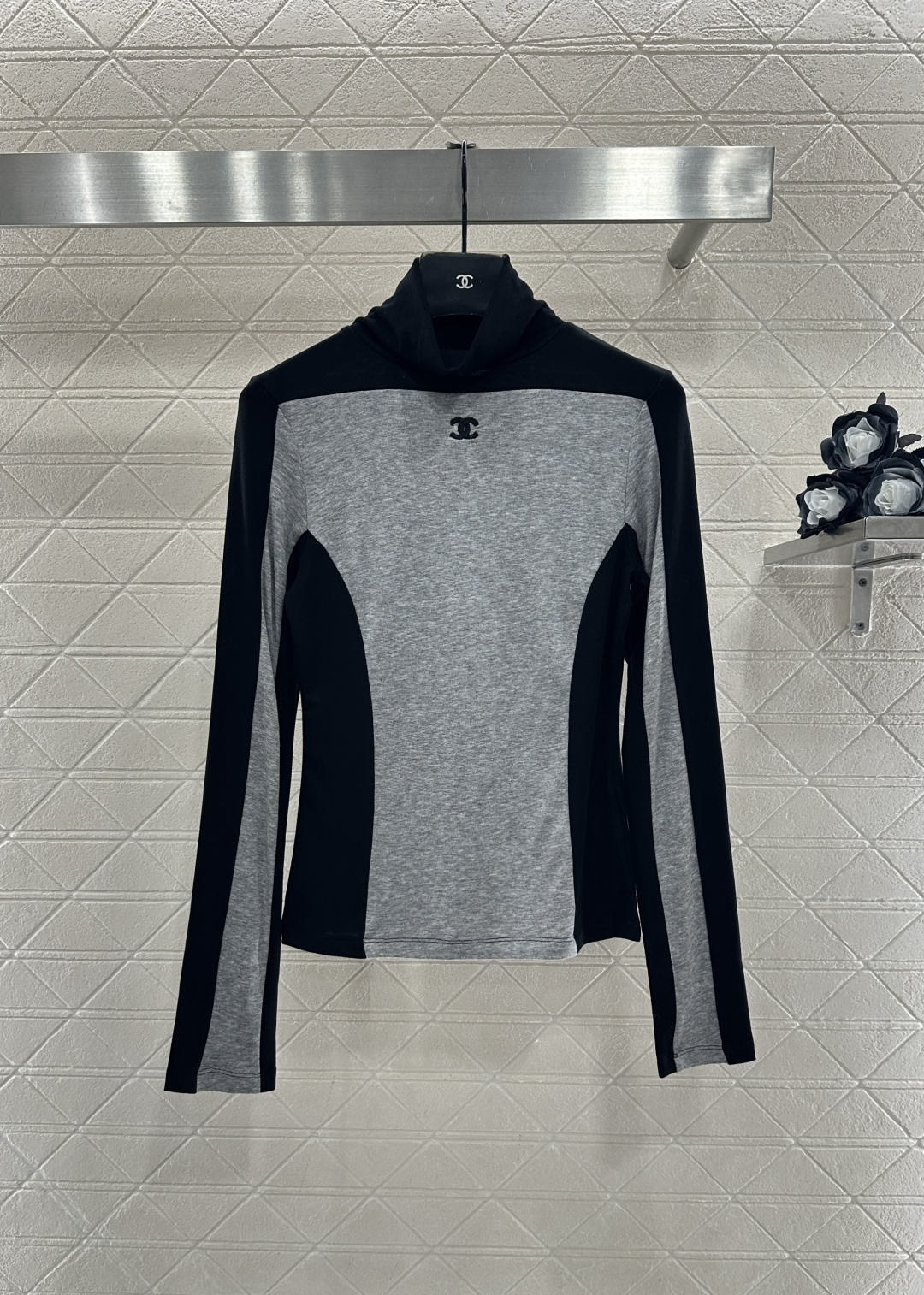 ♥Chane*♥2025新品上架 高领拼色徽标打底衫定制YB天丝羊毛材质，柔软细腻，质感舒适，高领打底衫