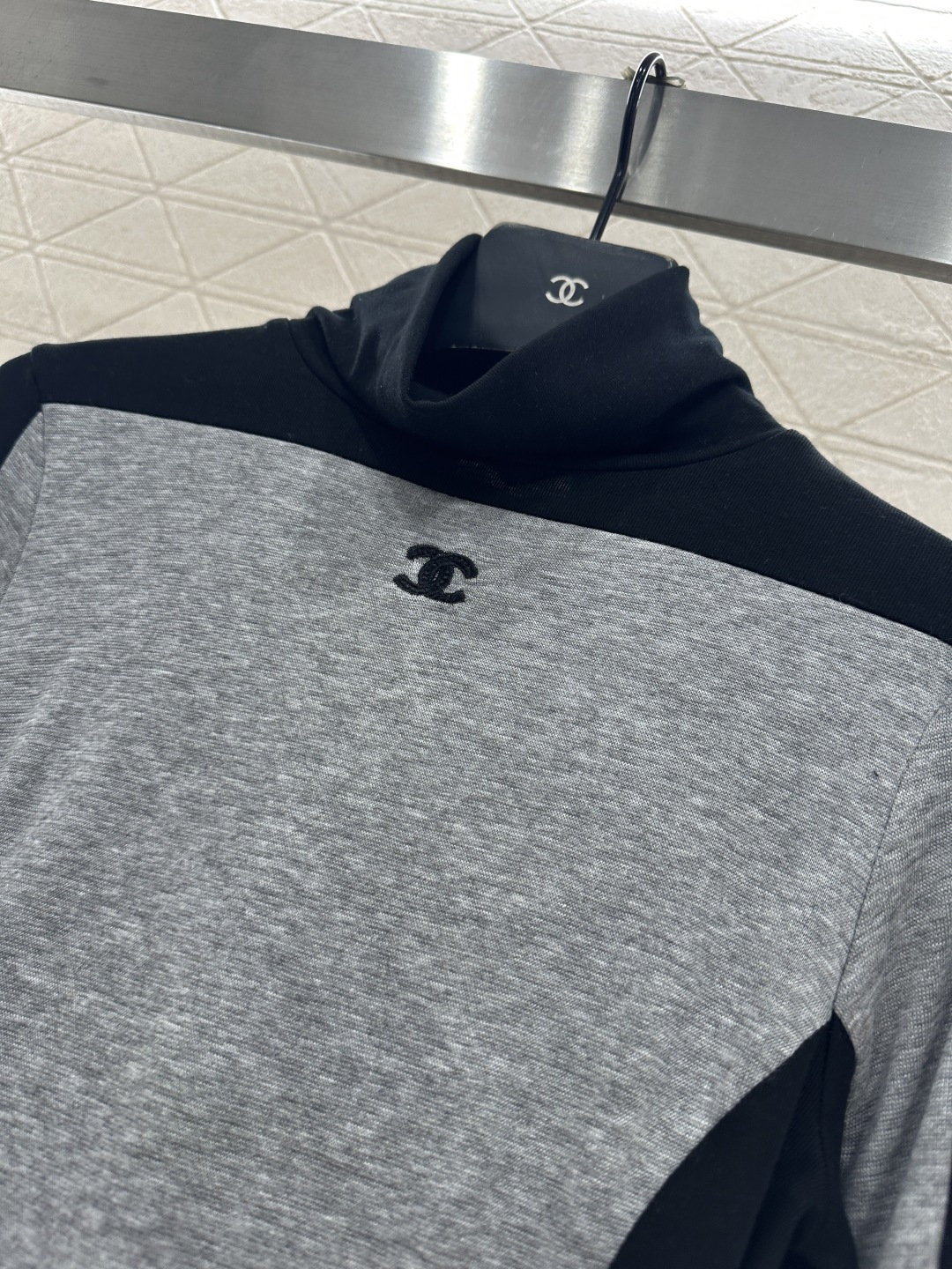 ♥Chane*♥2025新品上架 高领拼色徽标打底衫定制YB天丝羊毛材质，柔软细腻，质感舒适，高领打底衫