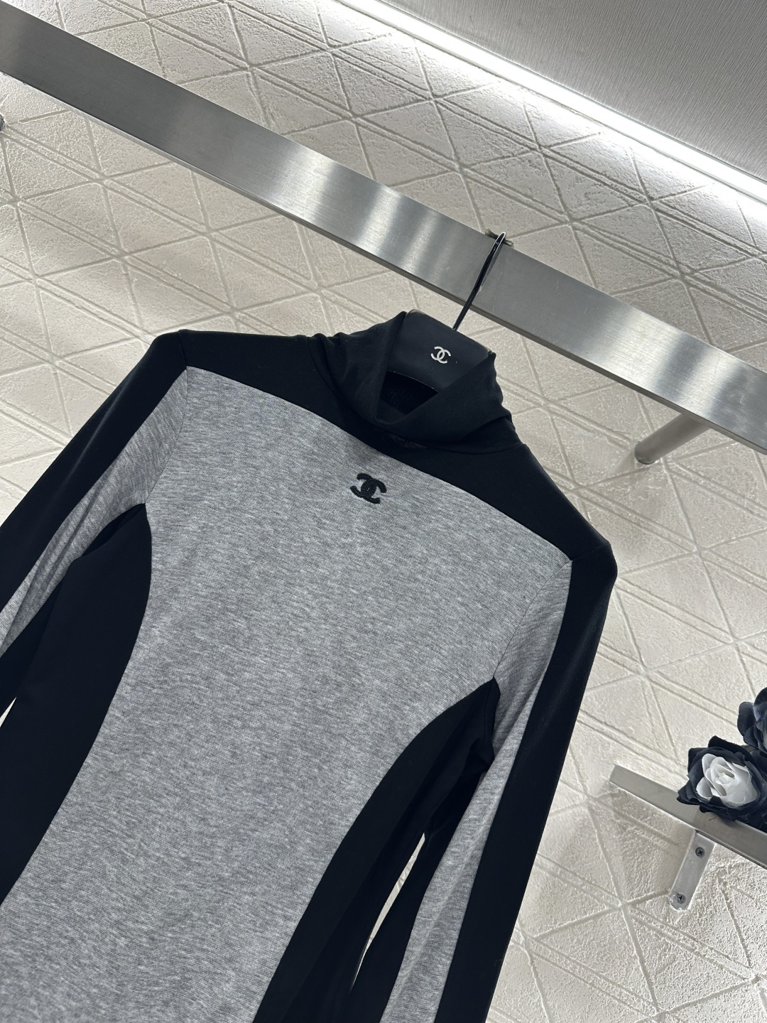 ♥Chane*♥2025新品上架 高领拼色徽标打底衫定制YB天丝羊毛材质，柔软细腻，质感舒适，高领打底衫