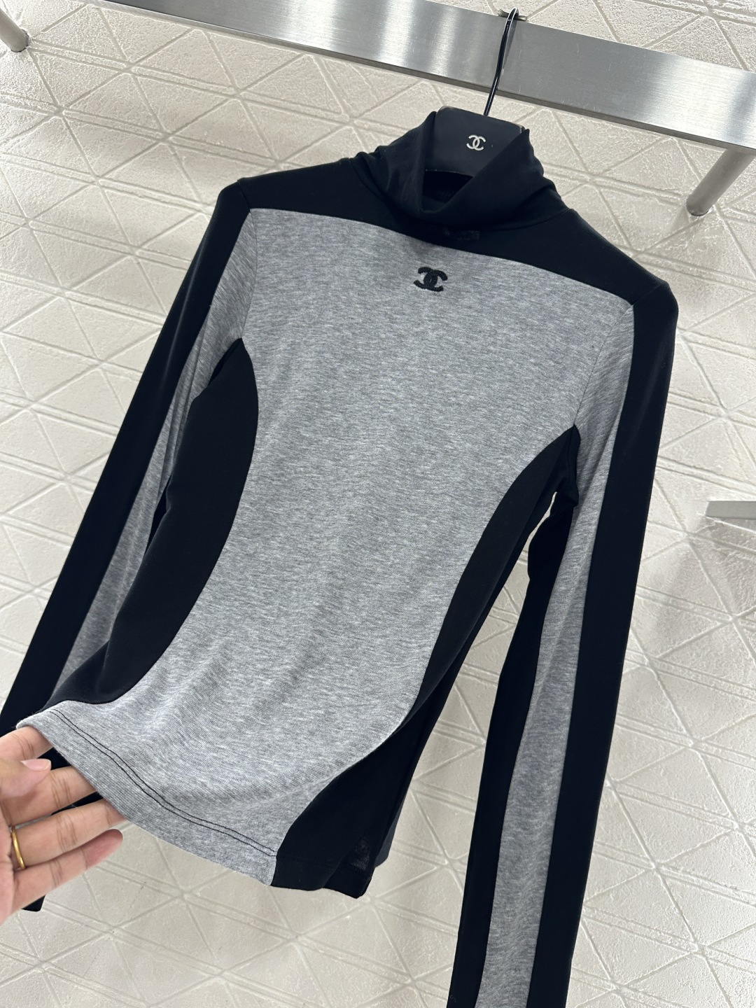 ♥Chane*♥2025新品上架 高领拼色徽标打底衫定制YB天丝羊毛材质，柔软细腻，质感舒适，高领打底衫