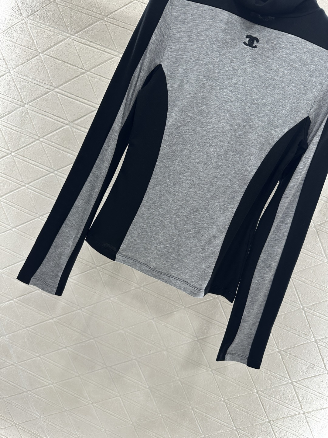 ♥Chane*♥2025新品上架 高领拼色徽标打底衫定制YB天丝羊毛材质，柔软细腻，质感舒适，高领打底衫