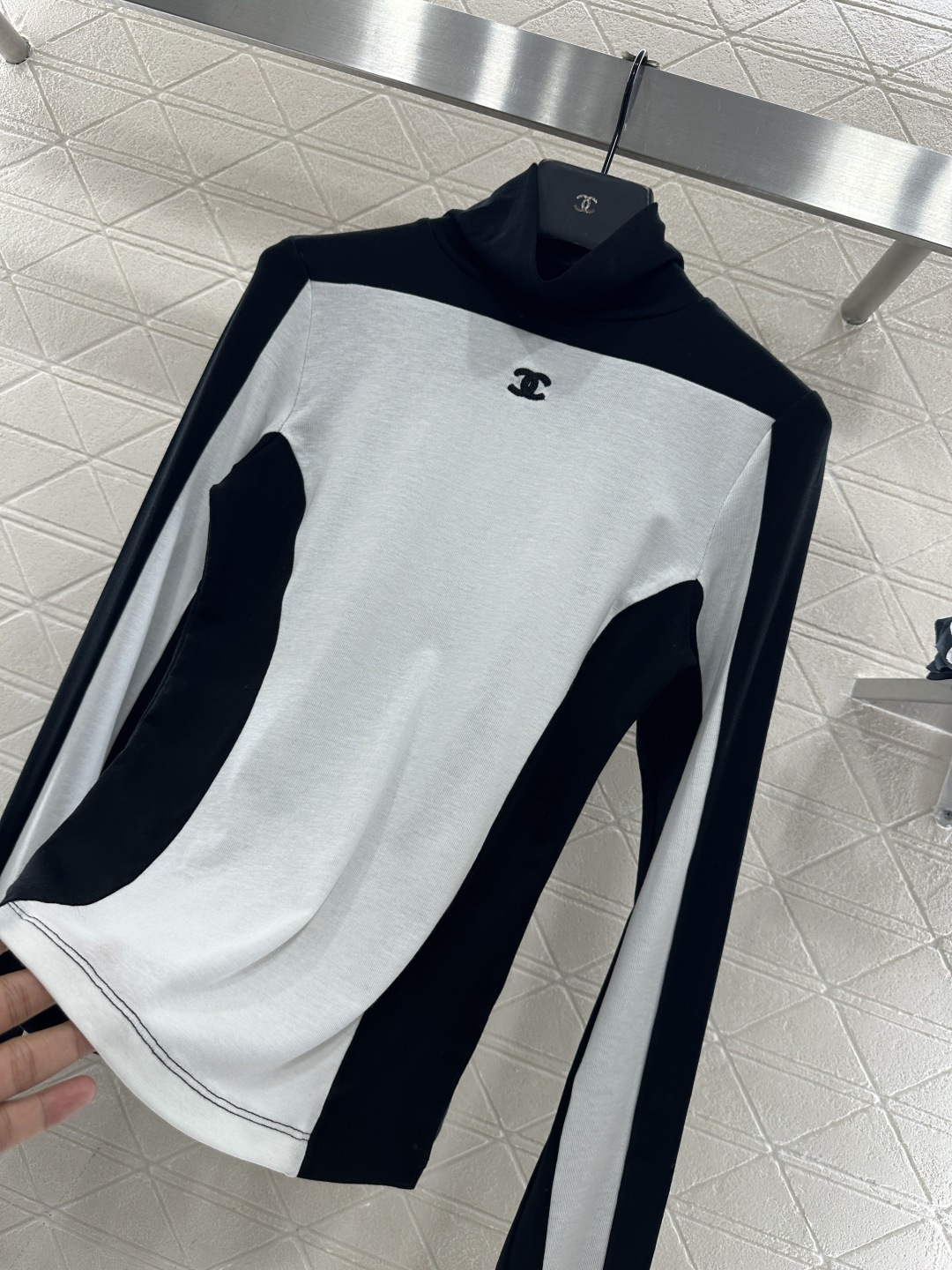 ♥Chane*♥2025新品上架 高领拼色徽标打底衫定制YB天丝羊毛材质，柔软细腻，质感舒适，高领打底衫