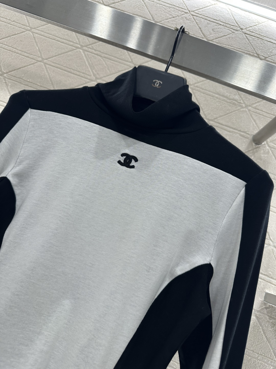 ♥Chane*♥2025新品上架 高领拼色徽标打底衫定制YB天丝羊毛材质，柔软细腻，质感舒适，高领打底衫