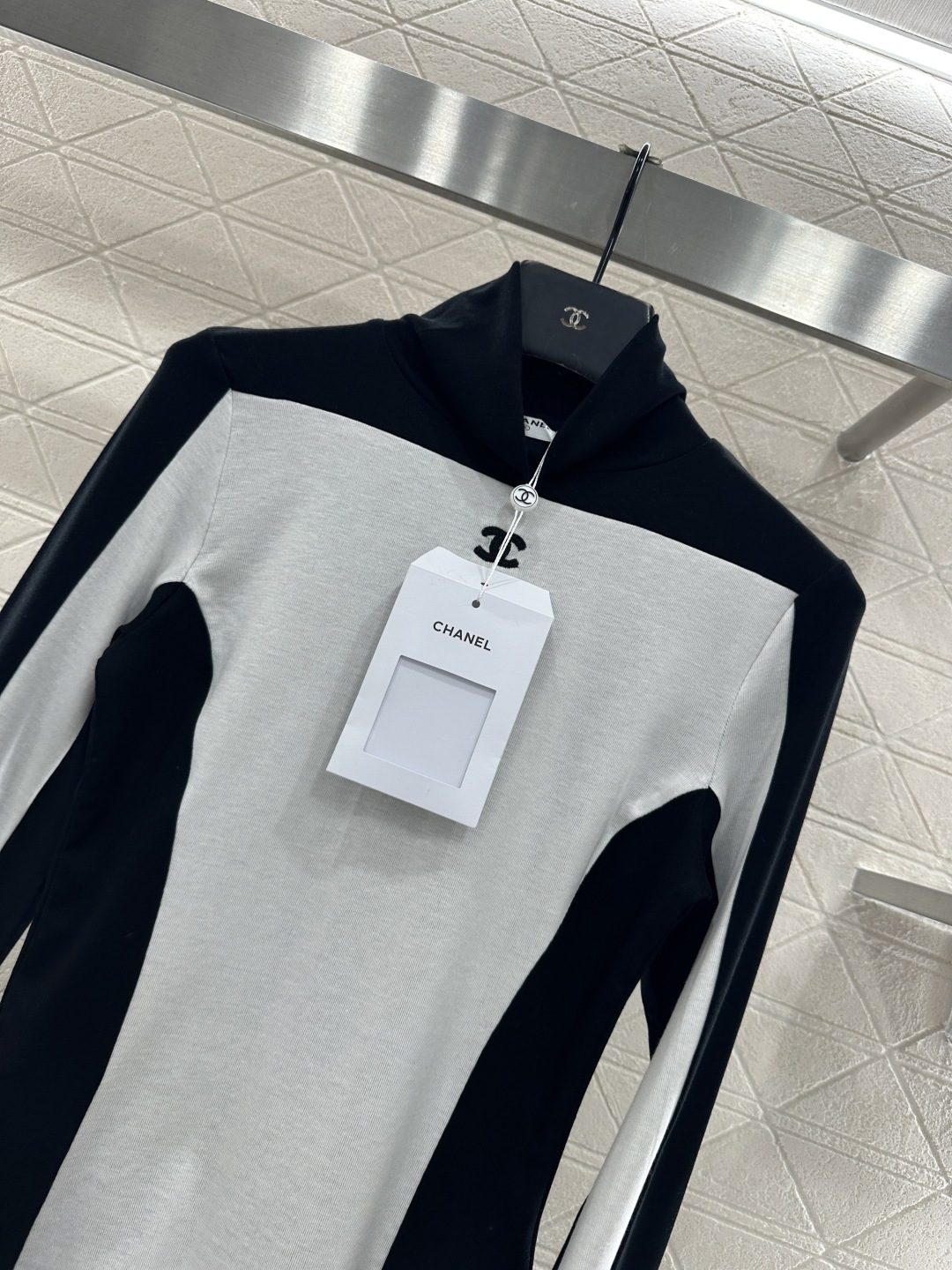 ♥Chane*♥2025新品上架 高领拼色徽标打底衫定制YB天丝羊毛材质，柔软细腻，质感舒适，高领打底衫