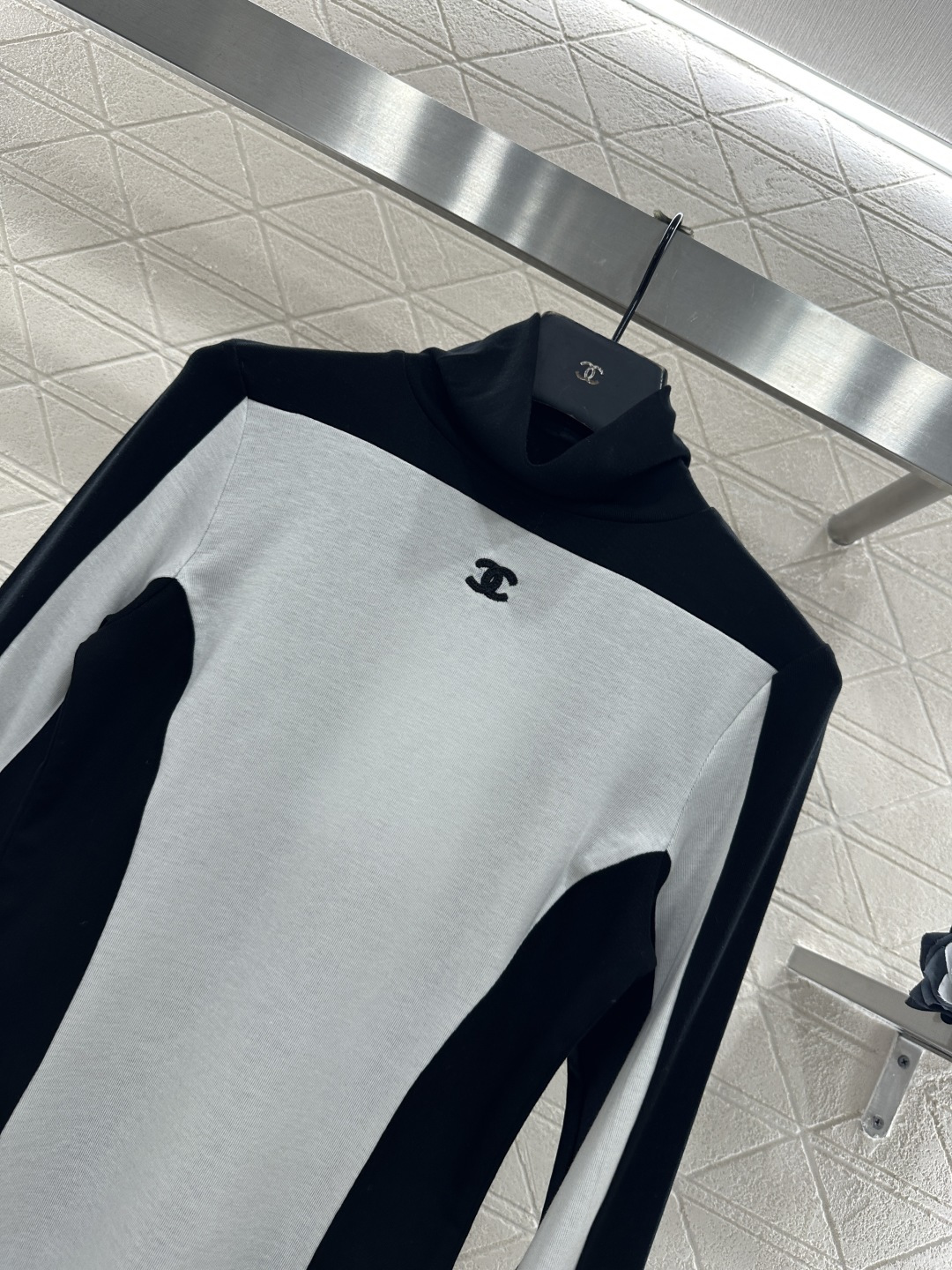 ♥Chane*♥2025新品上架 高领拼色徽标打底衫定制YB天丝羊毛材质，柔软细腻，质感舒适，高领打底衫